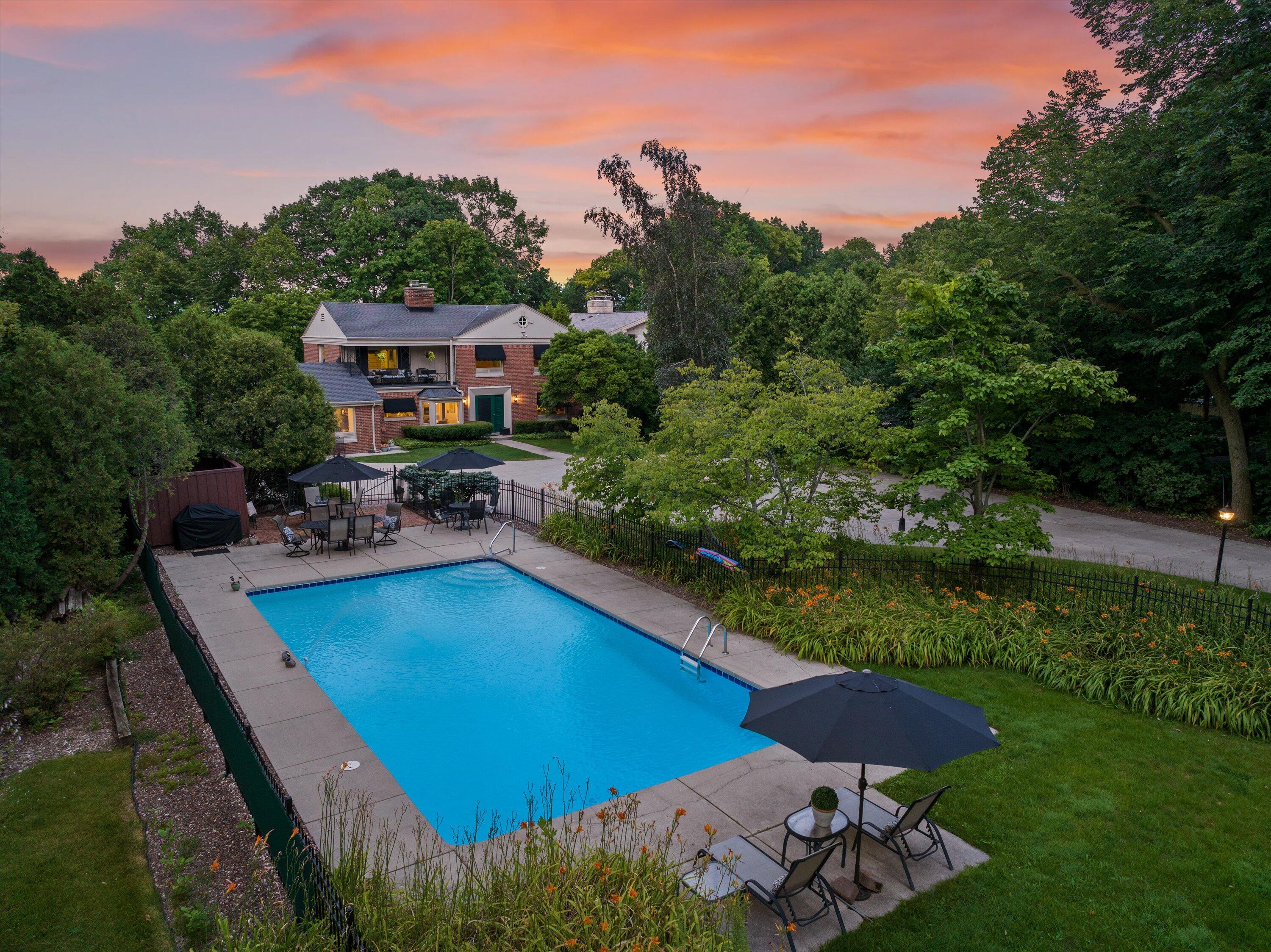 Wisconsin Lake Home for sale (MLS#: 1919762) at 4696 N Lake Dr, in Whitefish Bay, Wisconsin. (4 of 79)