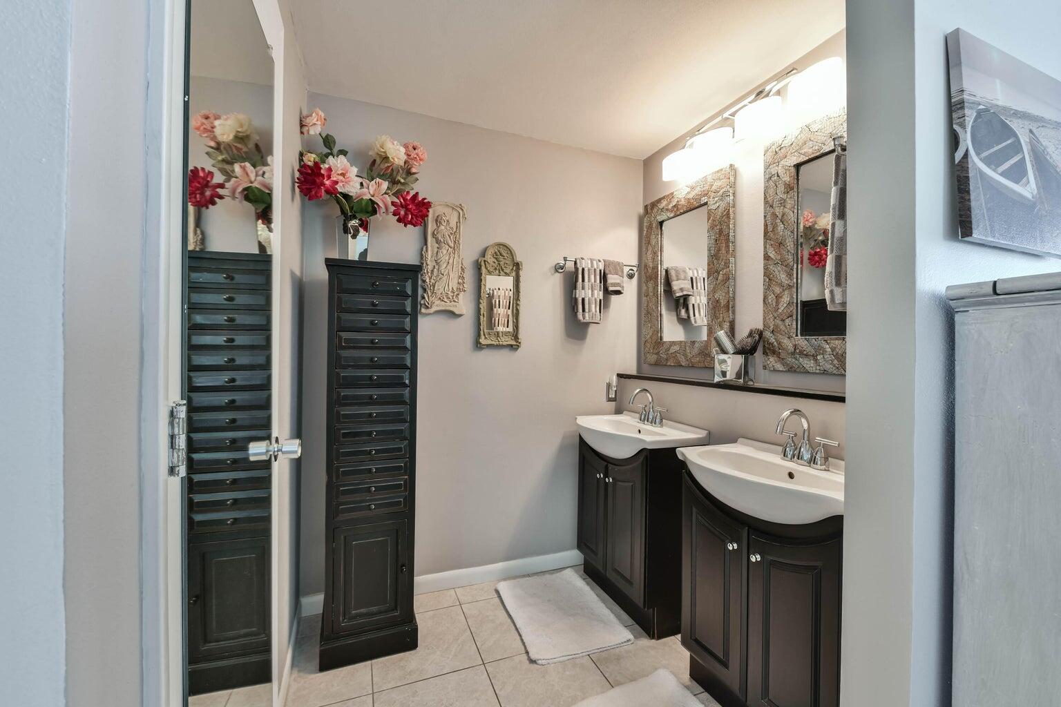 Wisconsin Lake Home for sale (MLS#: 1919940) at N60W39640  Mary Ln, in Oconomowoc, Wisconsin. (31 of 57)