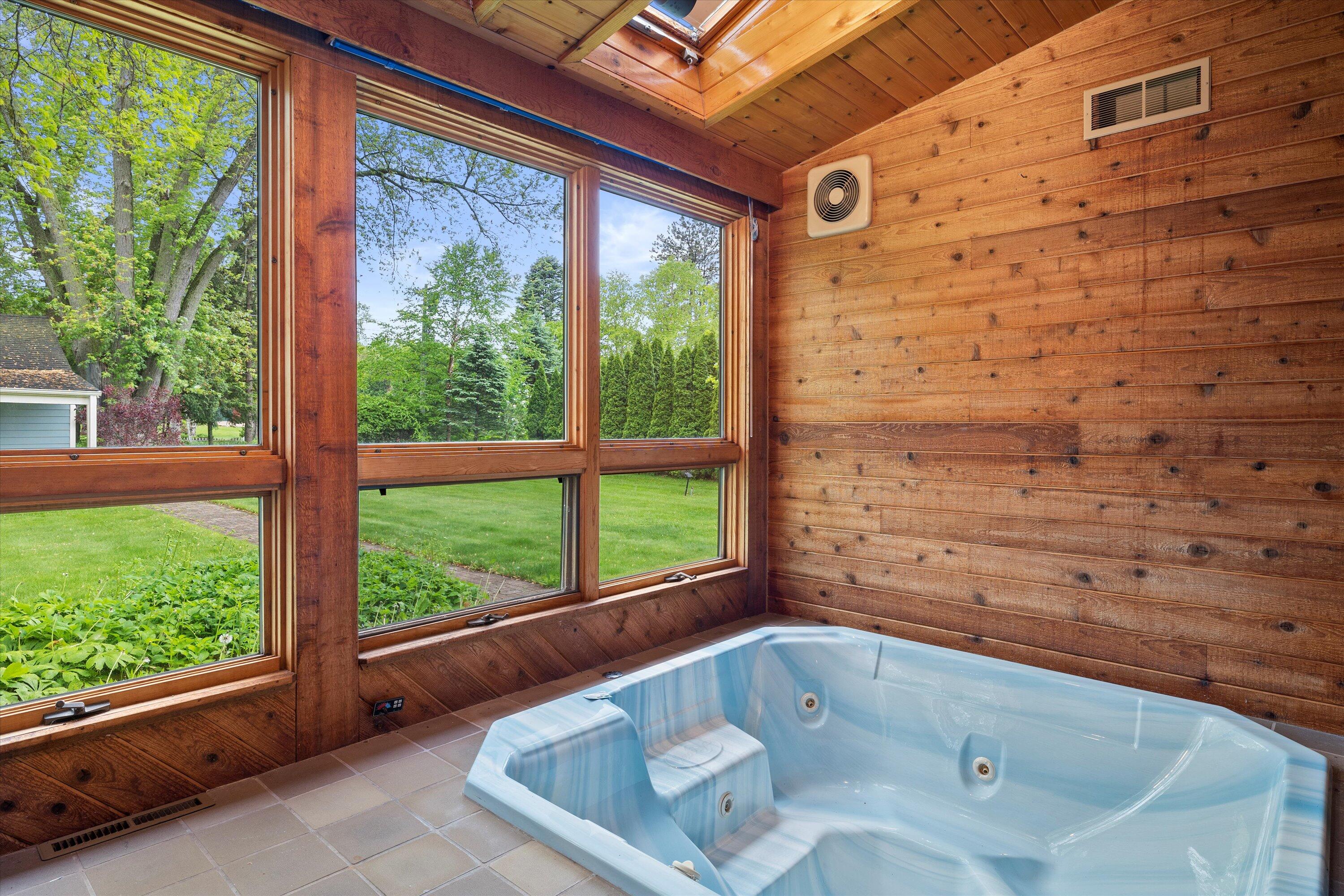 Wisconsin Lake Home for sale (MLS#: 1919940) at N60W39640  Mary Ln, in Oconomowoc, Wisconsin. (38 of 57)