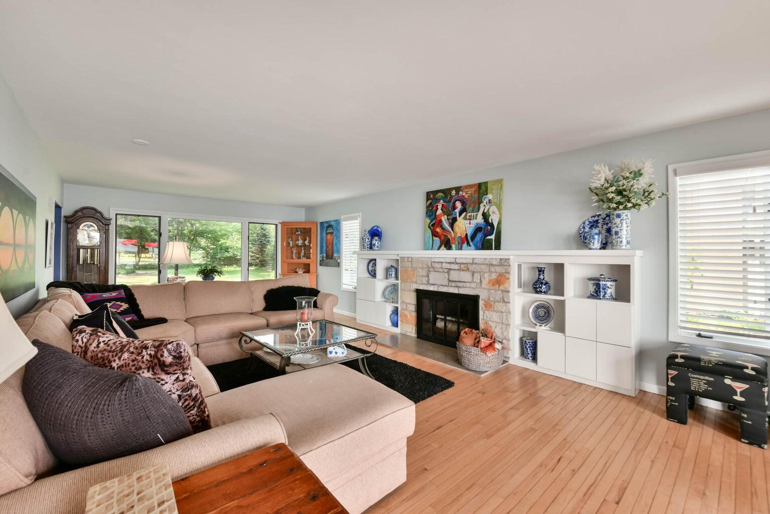 Wisconsin Lake Home for sale (MLS#: 1919940) at N60W39640  Mary Ln, in Oconomowoc, Wisconsin. (9 of 57)