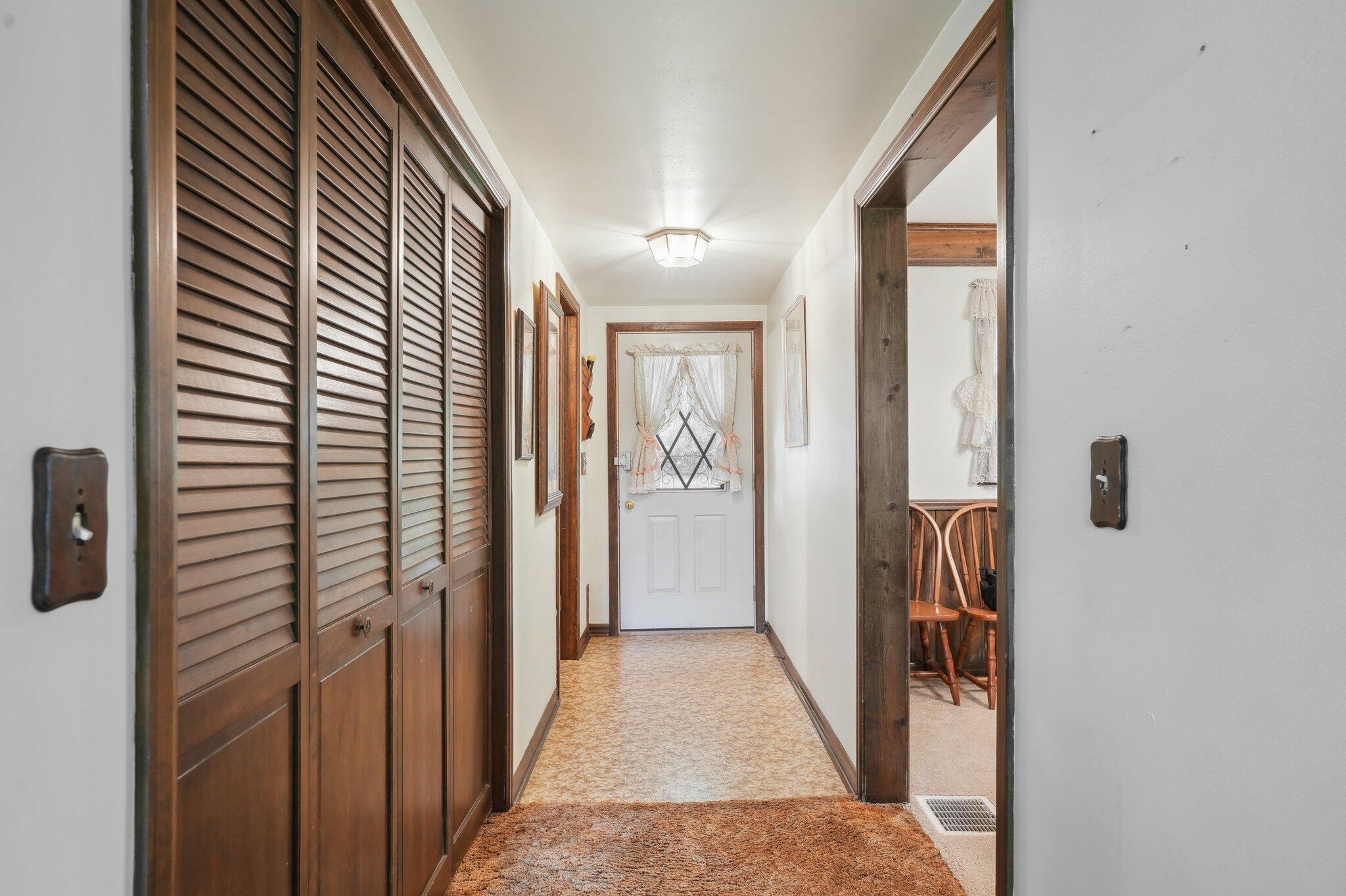 Wisconsin Lake Home for sale (MLS#: 1920178) at 954 N Dousman Rd, in Summit, Wisconsin. (23 of 77)