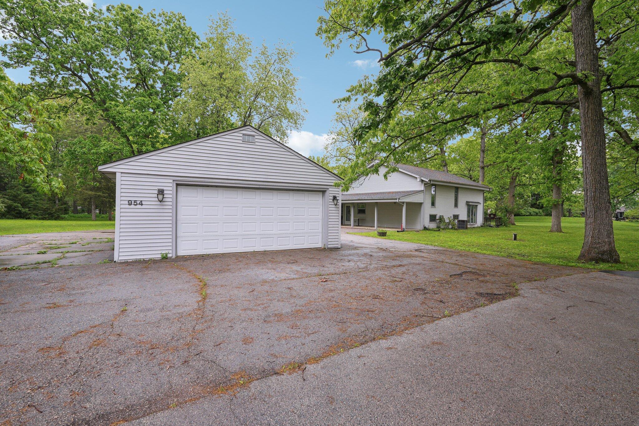 Wisconsin Lake Home for sale (MLS#: 1920178) at 954 N Dousman Rd, in Summit, Wisconsin. (37 of 77)