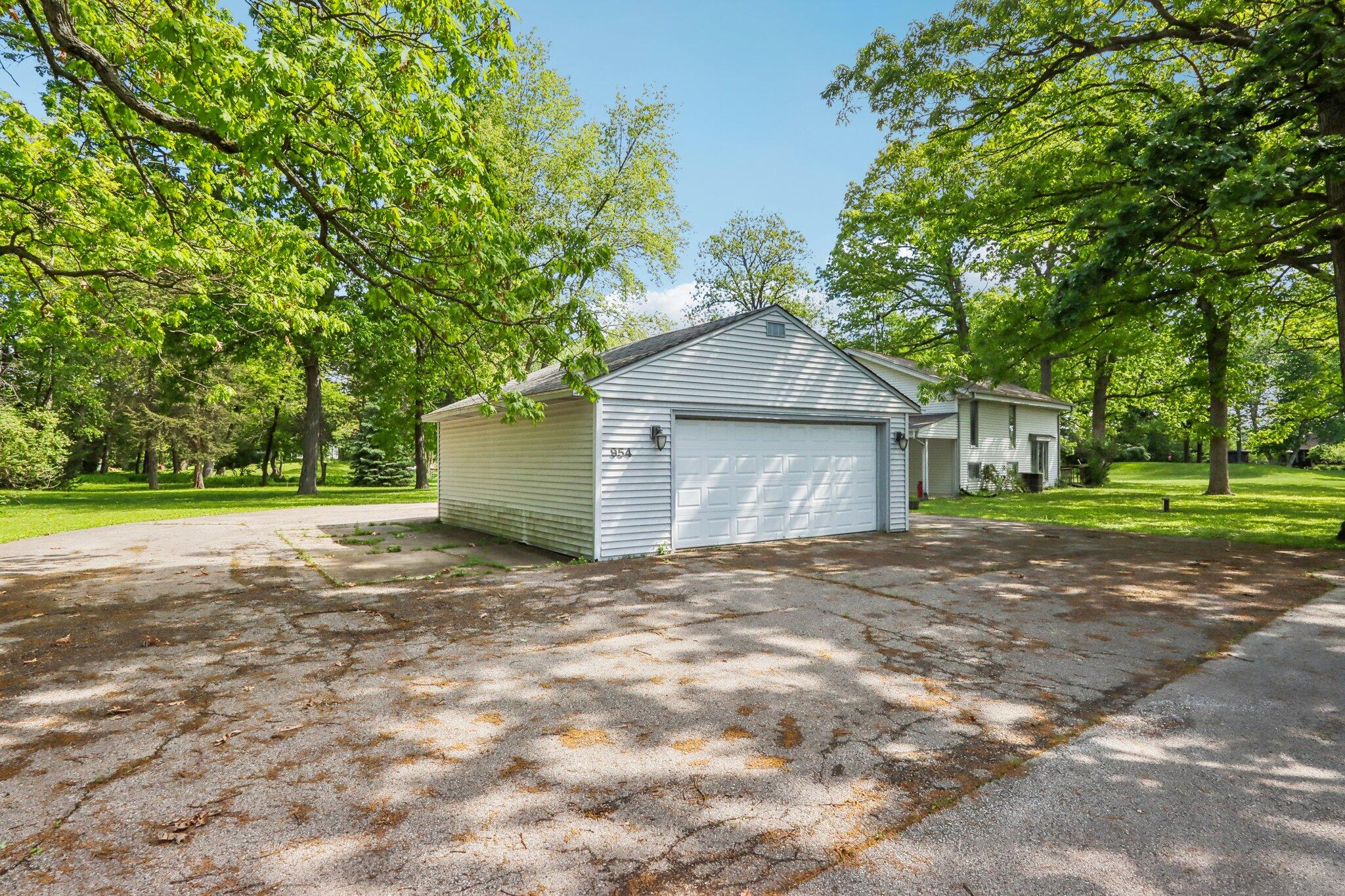 Wisconsin Lake Home for sale (MLS#: 1920178) at 954 N Dousman Rd, in Summit, Wisconsin. (46 of 77)