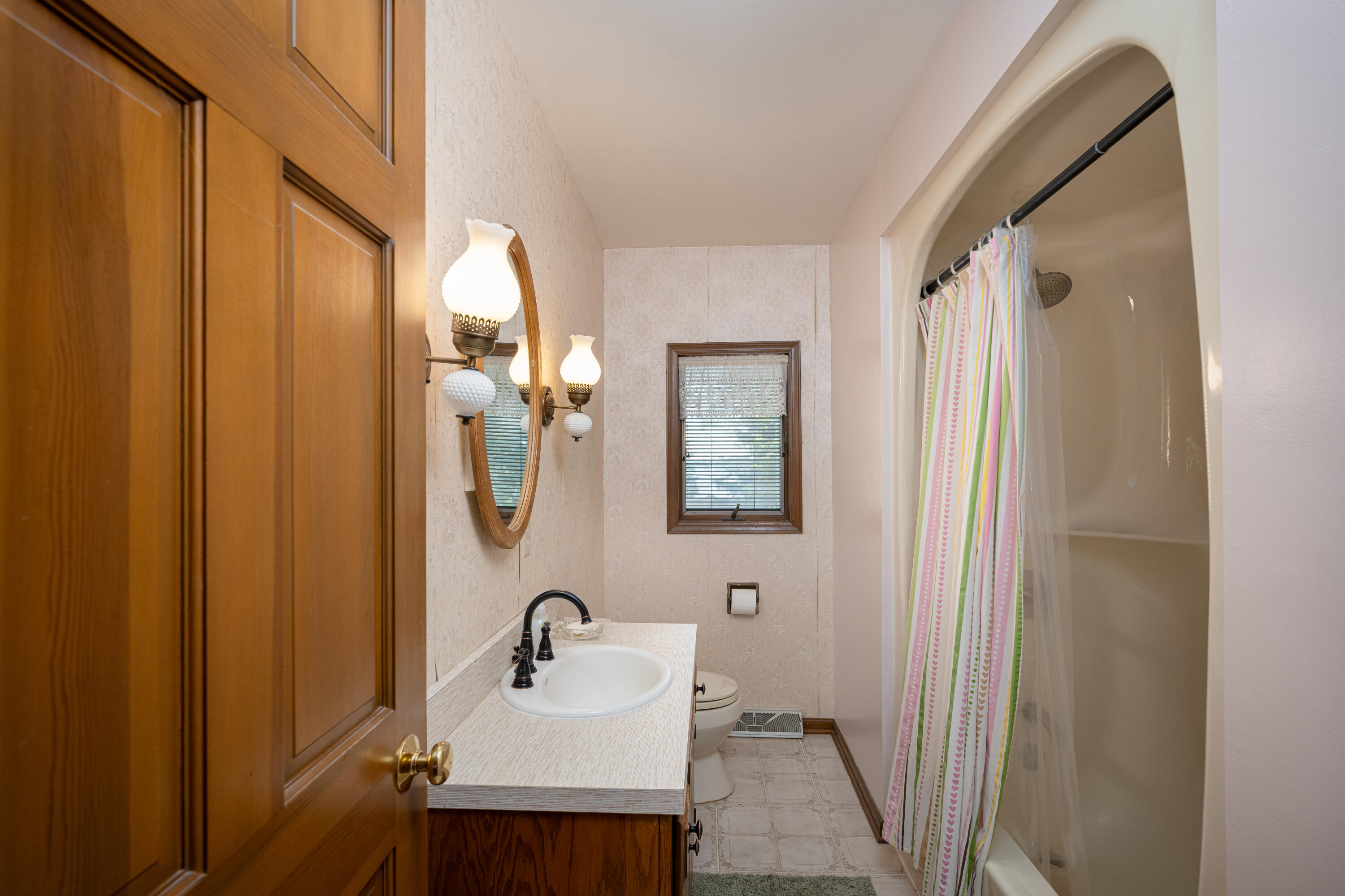 Wisconsin Lake Home for sale (MLS#: 1920196) at 11417 N Lakeview Dr, in Milton, Wisconsin. (11 of 26)