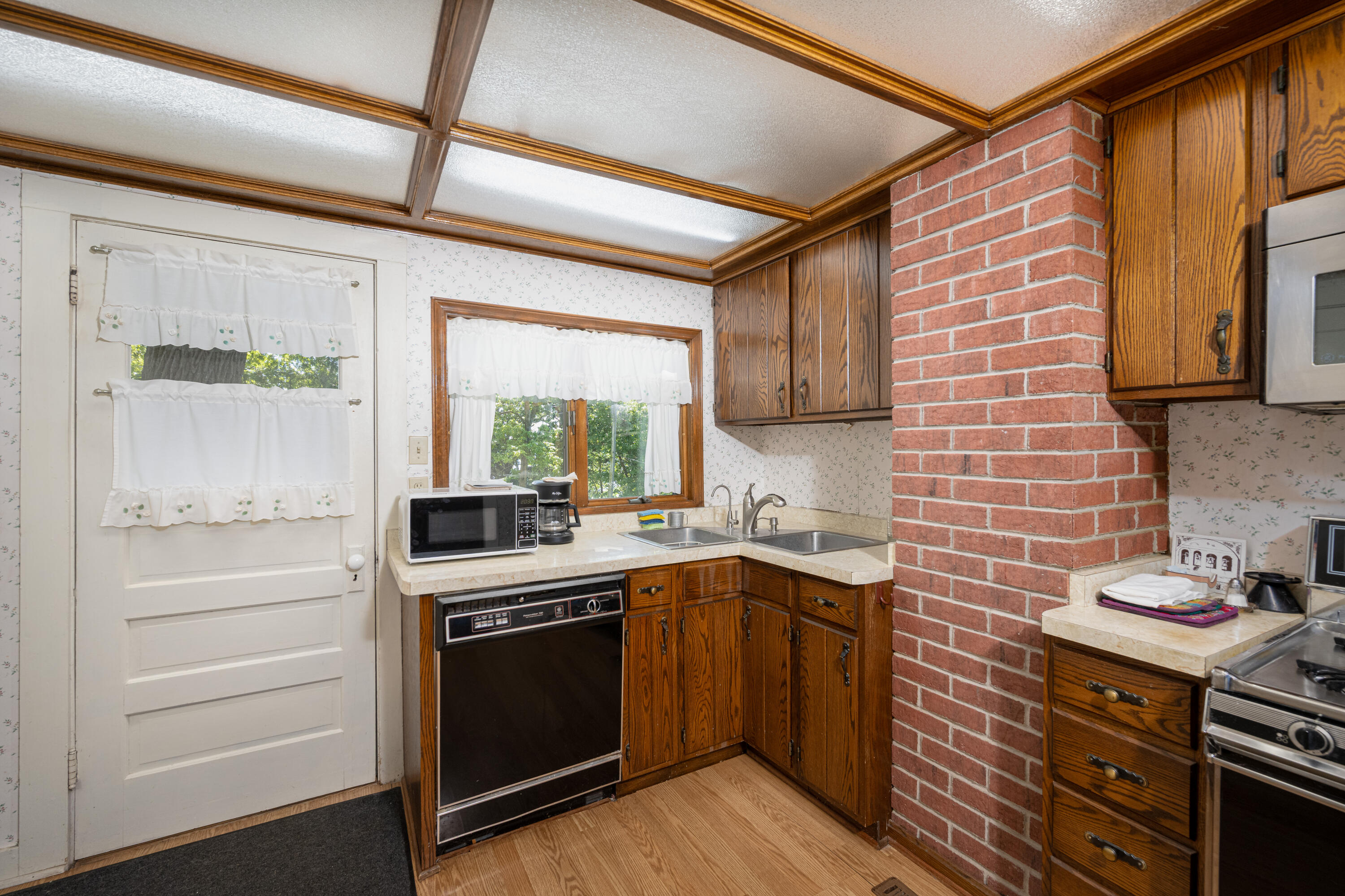 Wisconsin Lake Home for sale (MLS#: 1920196) at 11417 N Lakeview Dr, in Milton, Wisconsin. (10 of 26)