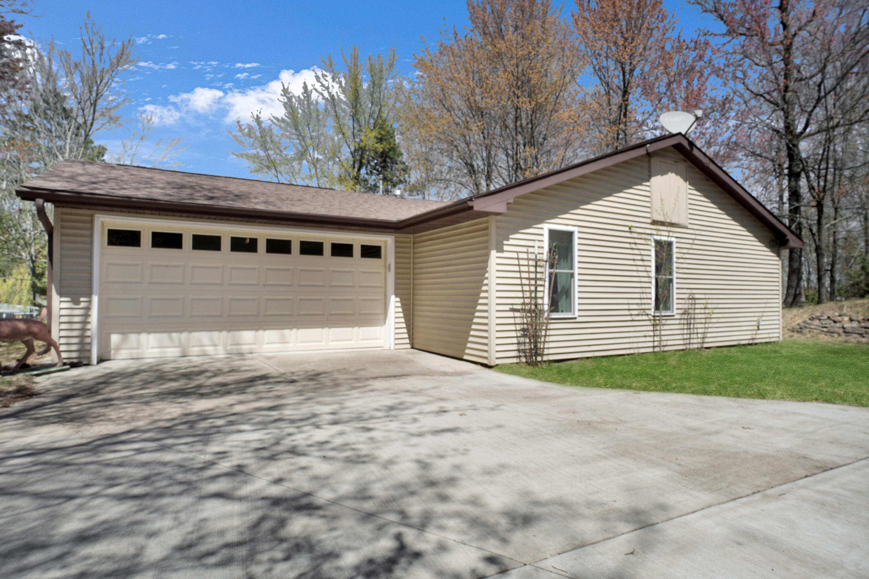 Wisconsin Lake Home for sale (MLS#: 1920325) at 1014  Long Bow Ct, in Rome, Wisconsin. (3 of 38)