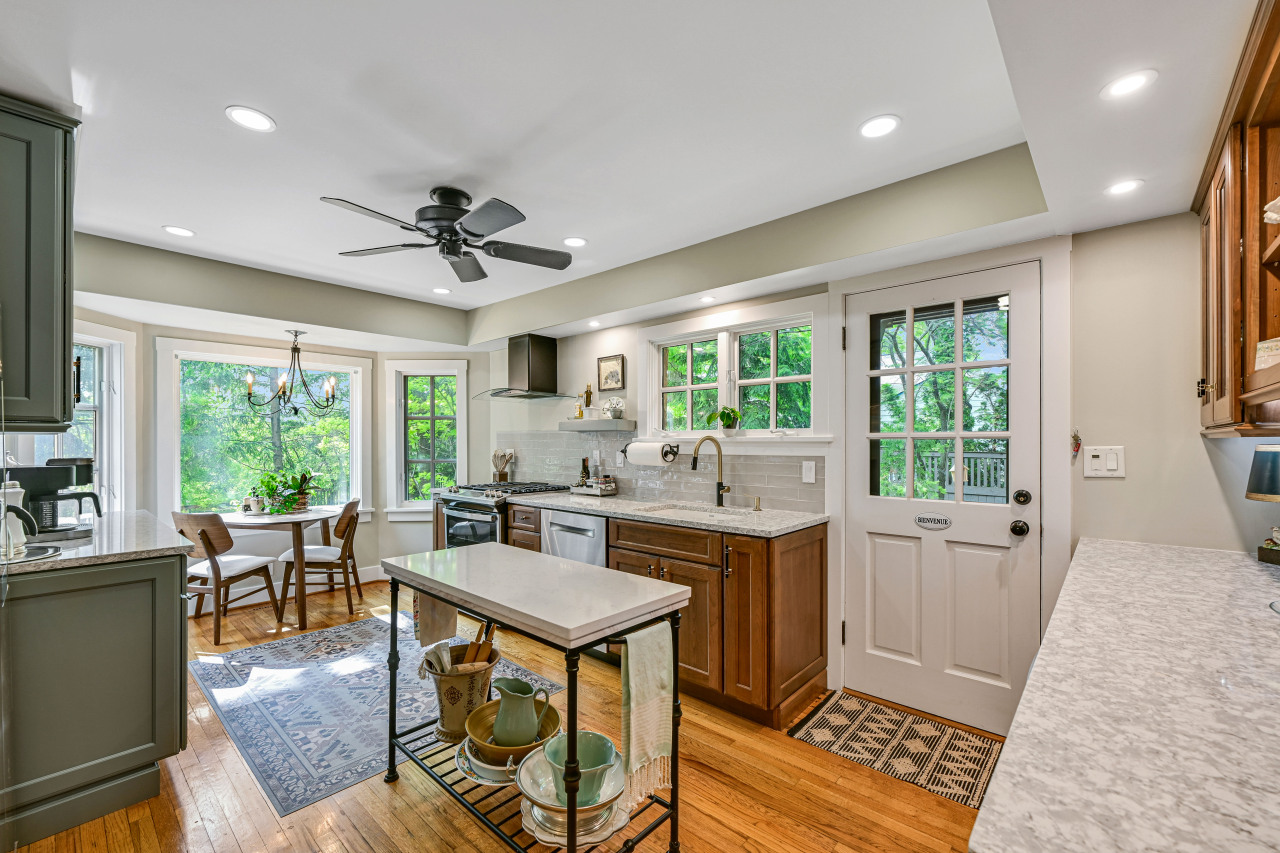 Wisconsin Lake Home for sale (MLS#: 1920399) at 933  Juneau Dr, in Fontana, Wisconsin. (16 of 51)
