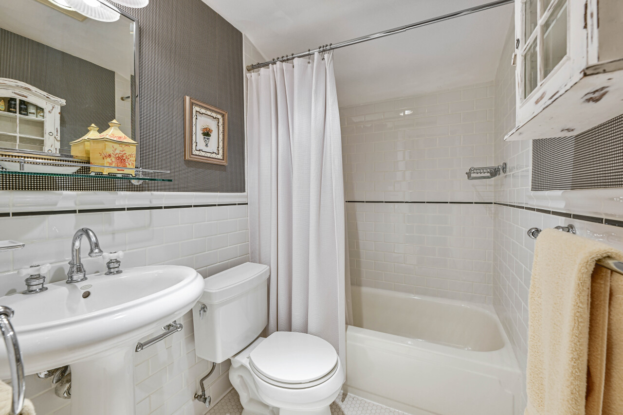 Wisconsin Lake Home for sale (MLS#: 1920399) at 933  Juneau Dr, in Fontana, Wisconsin. (34 of 51)