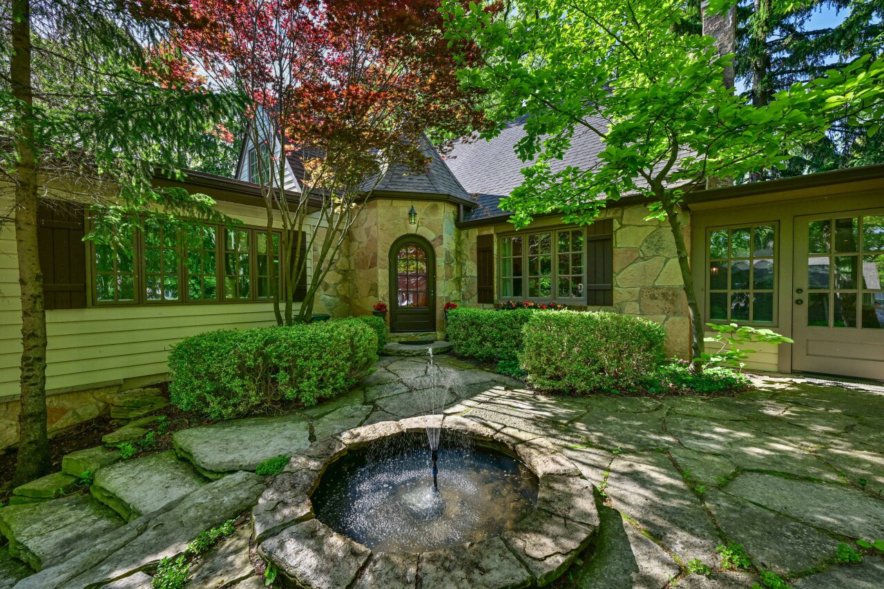 Wisconsin Lake Home for sale (MLS#: 1920399) at 933  Juneau Dr, in Fontana, Wisconsin. (5 of 51)