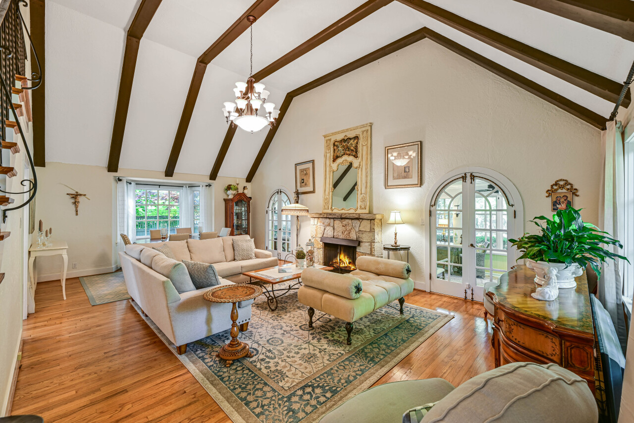 Wisconsin Lake Home for sale (MLS#: 1920399) at 933  Juneau Dr, in Fontana, Wisconsin. (8 of 51)