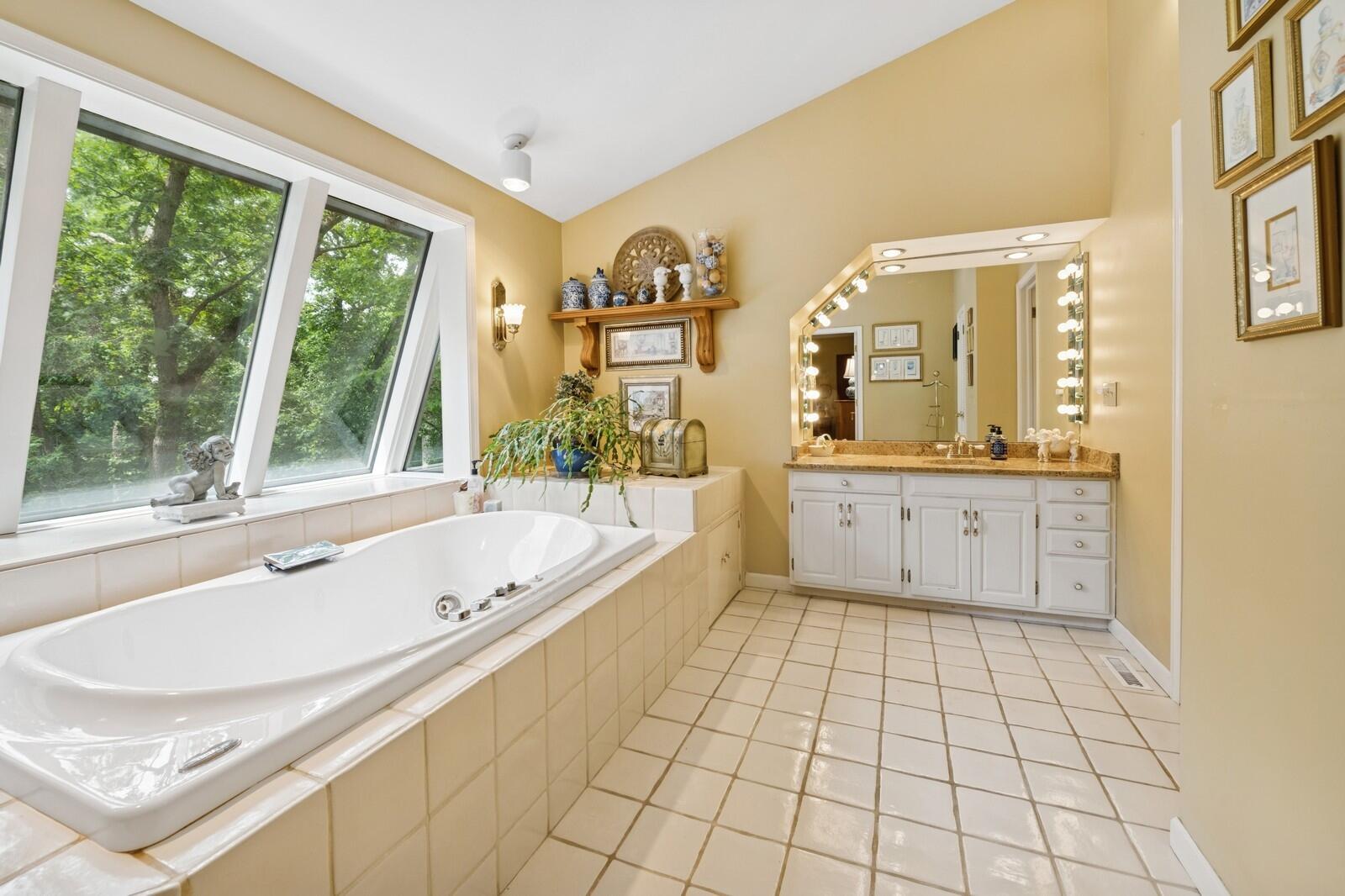 Wisconsin Lake Home for sale (MLS#: 1920977) at 982  Tarrant Dr, in Fontana, Wisconsin. (20 of 42)