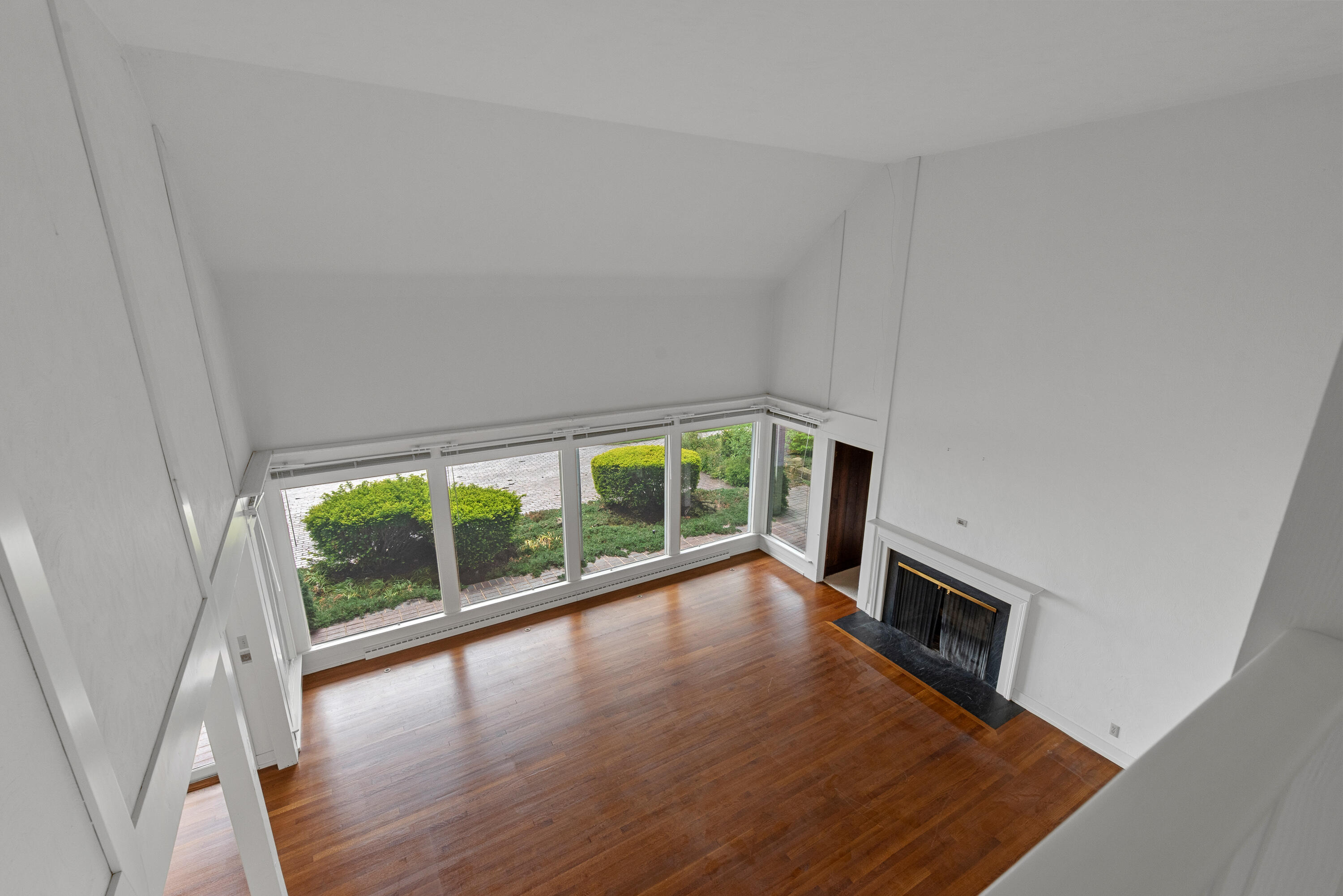 Wisconsin Lake Home for sale (MLS#: 1921543) at 7954 N Beach Dr, in Fox Point, Wisconsin. (15 of 40)