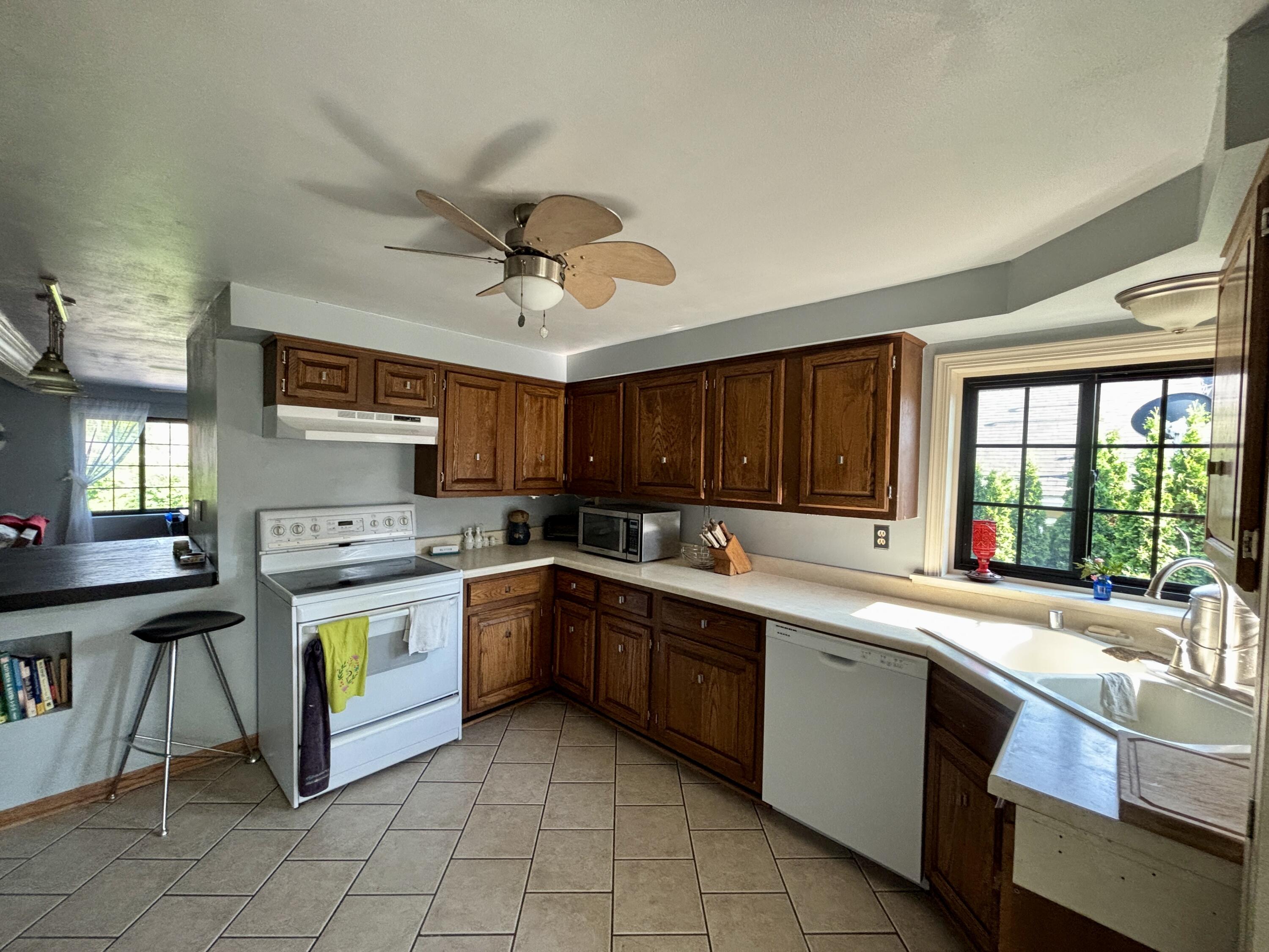 Wisconsin Lake Home for sale (MLS#: 1921702) at W341N4803 E Lindy Ln, in Oconomowoc, Wisconsin. (16 of 30)