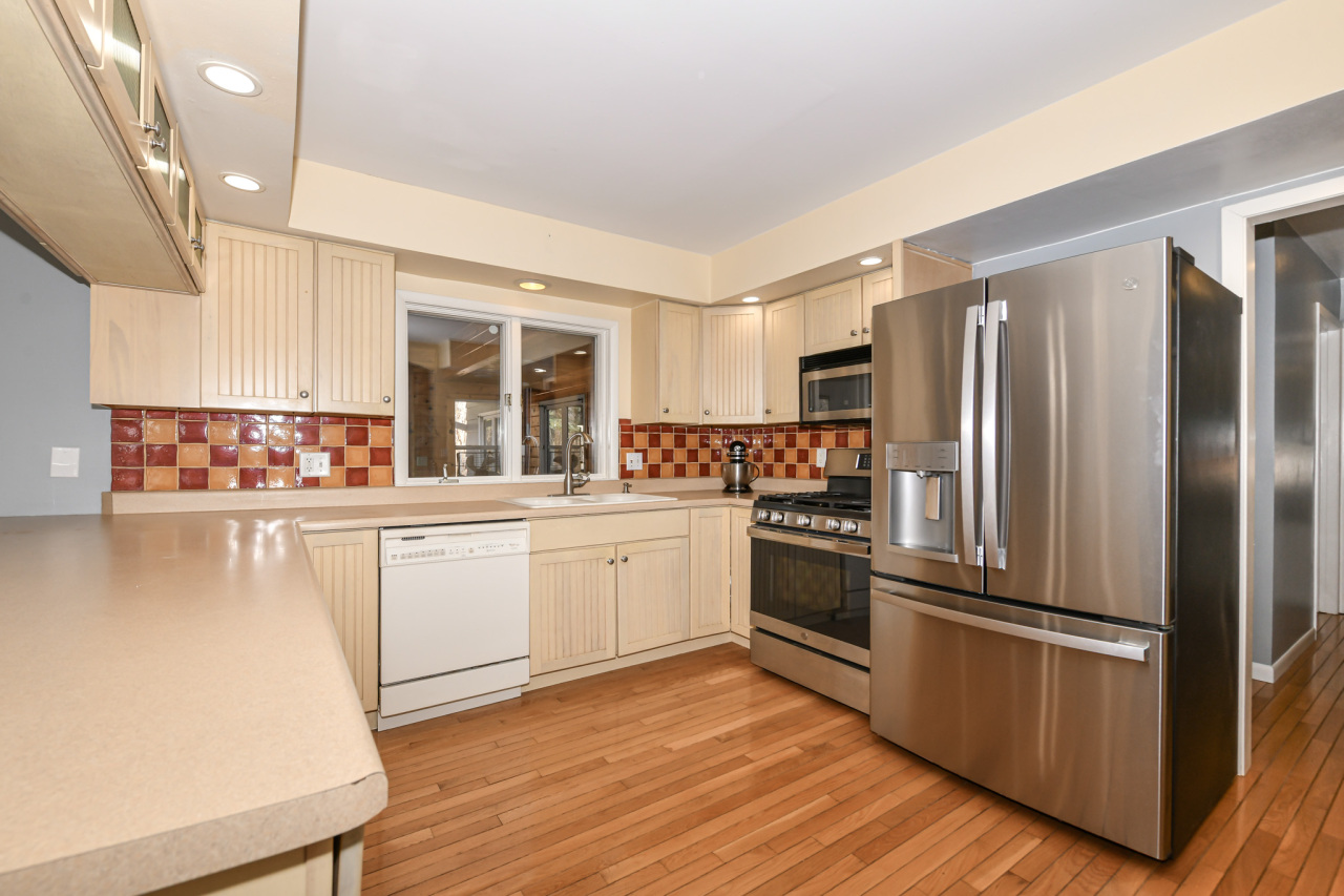 Wisconsin Lake Home for sale (MLS#: 1922505) at 2613  Glen Eyrie Ln, in Delavan, Wisconsin. (8 of 49)