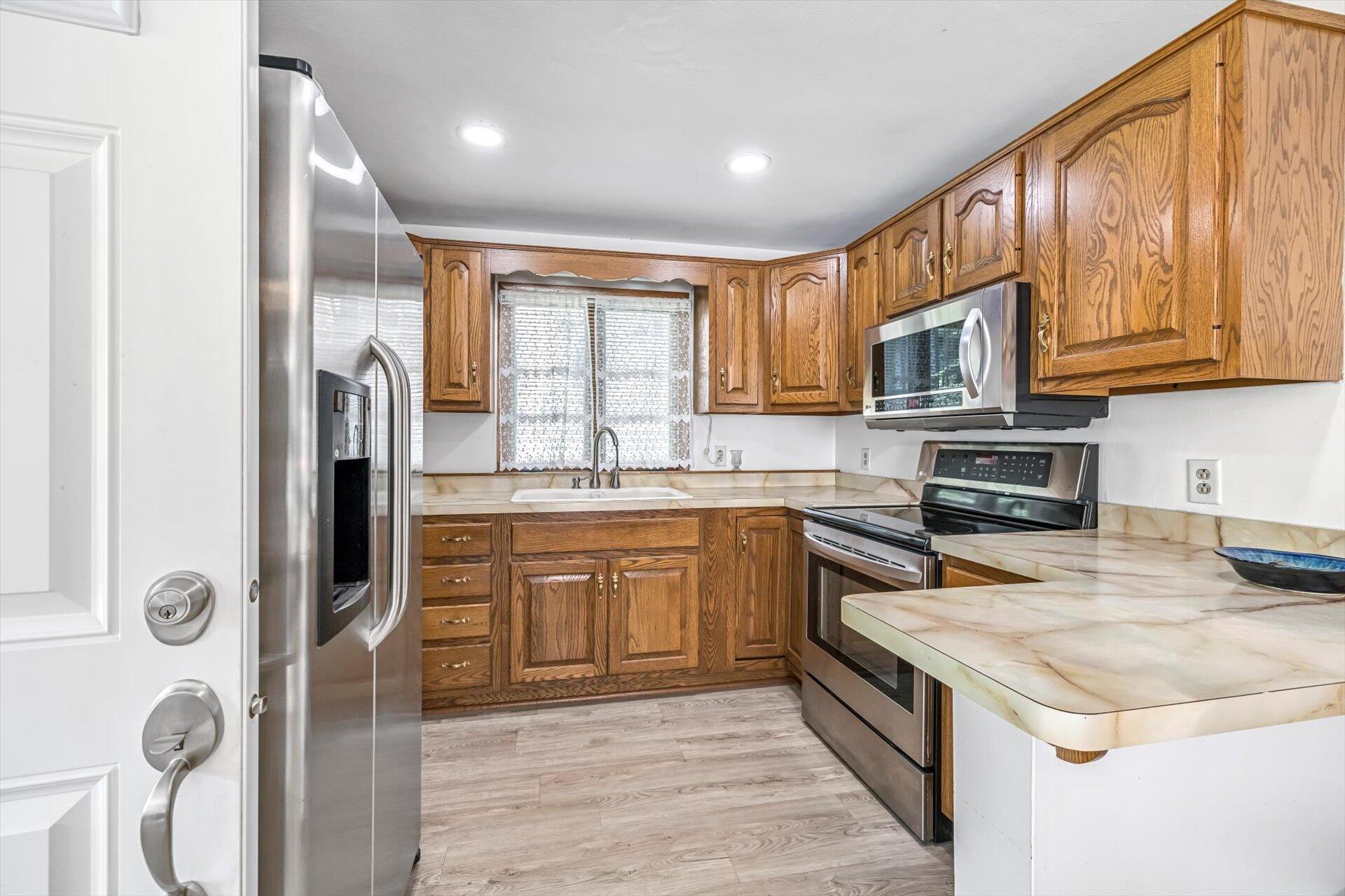 Wisconsin Lake Home for sale (MLS#: 1922876) at N37W26687  Kopmeier Dr, in Pewaukee, Wisconsin. (4 of 15)