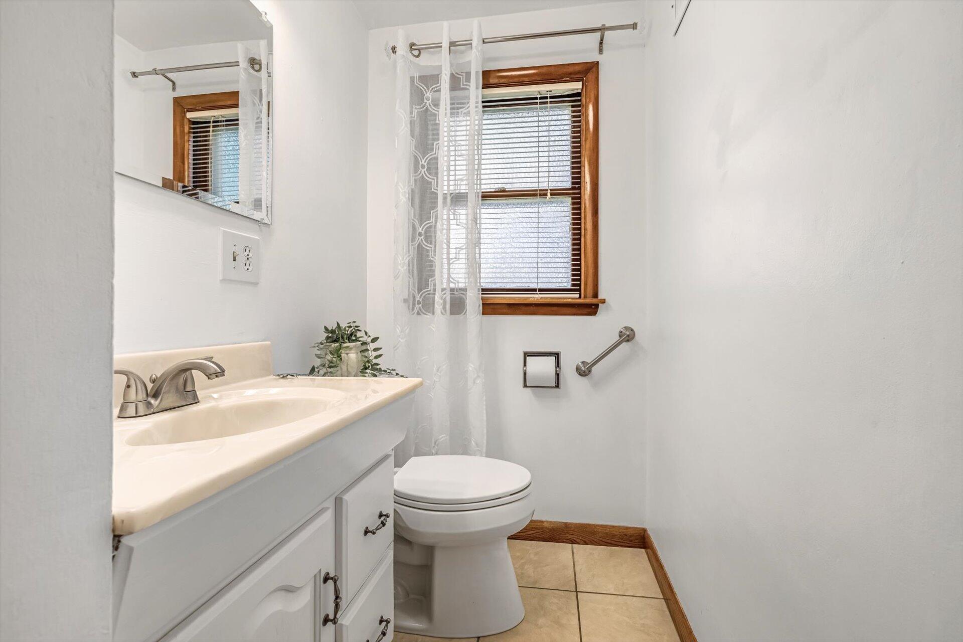 Wisconsin Lake Home for sale (MLS#: 1922876) at N37W26687  Kopmeier Dr, in Pewaukee, Wisconsin. (8 of 15)