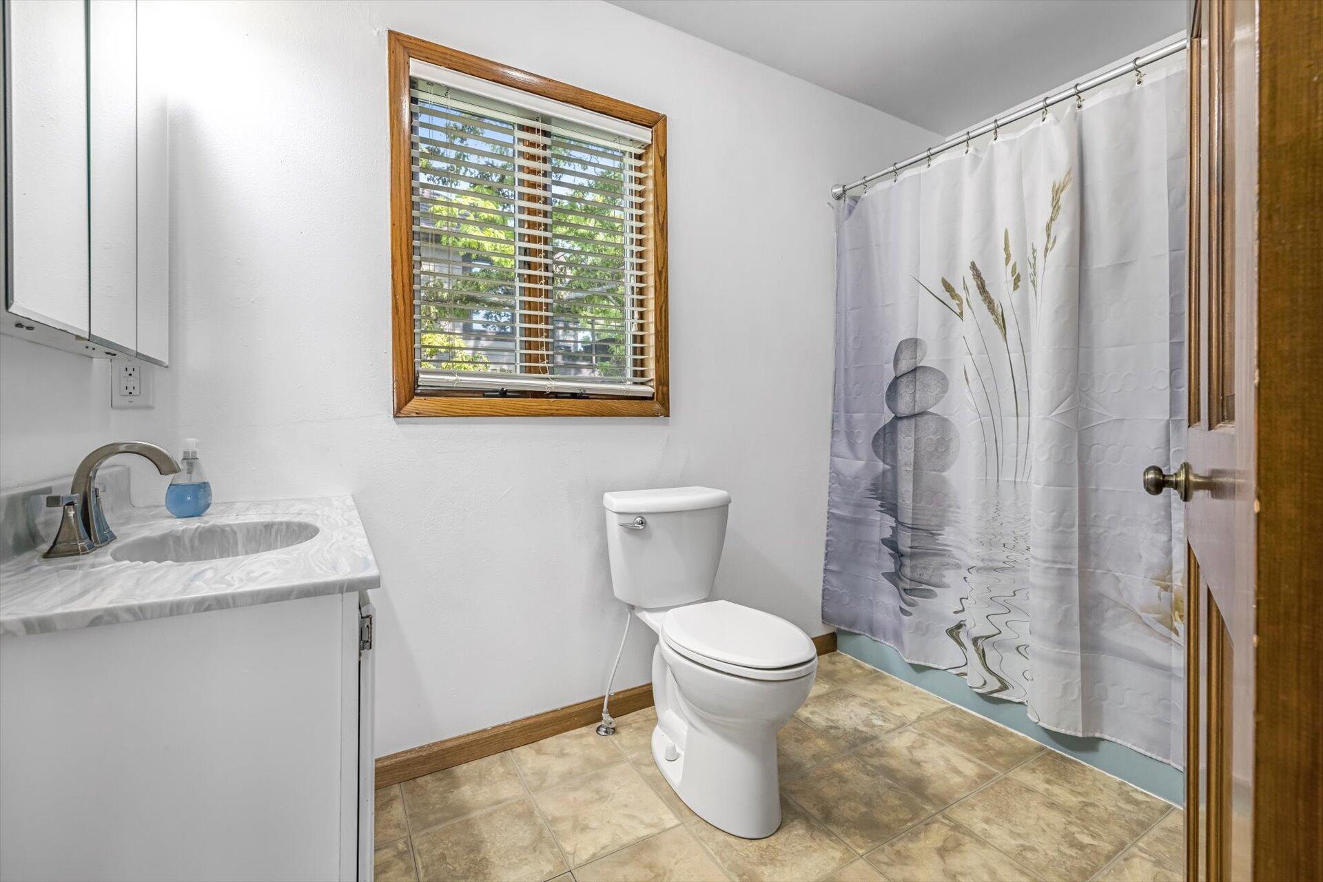 Wisconsin Lake Home for sale (MLS#: 1922876) at N37W26687  Kopmeier Dr, in Pewaukee, Wisconsin. (10 of 15)