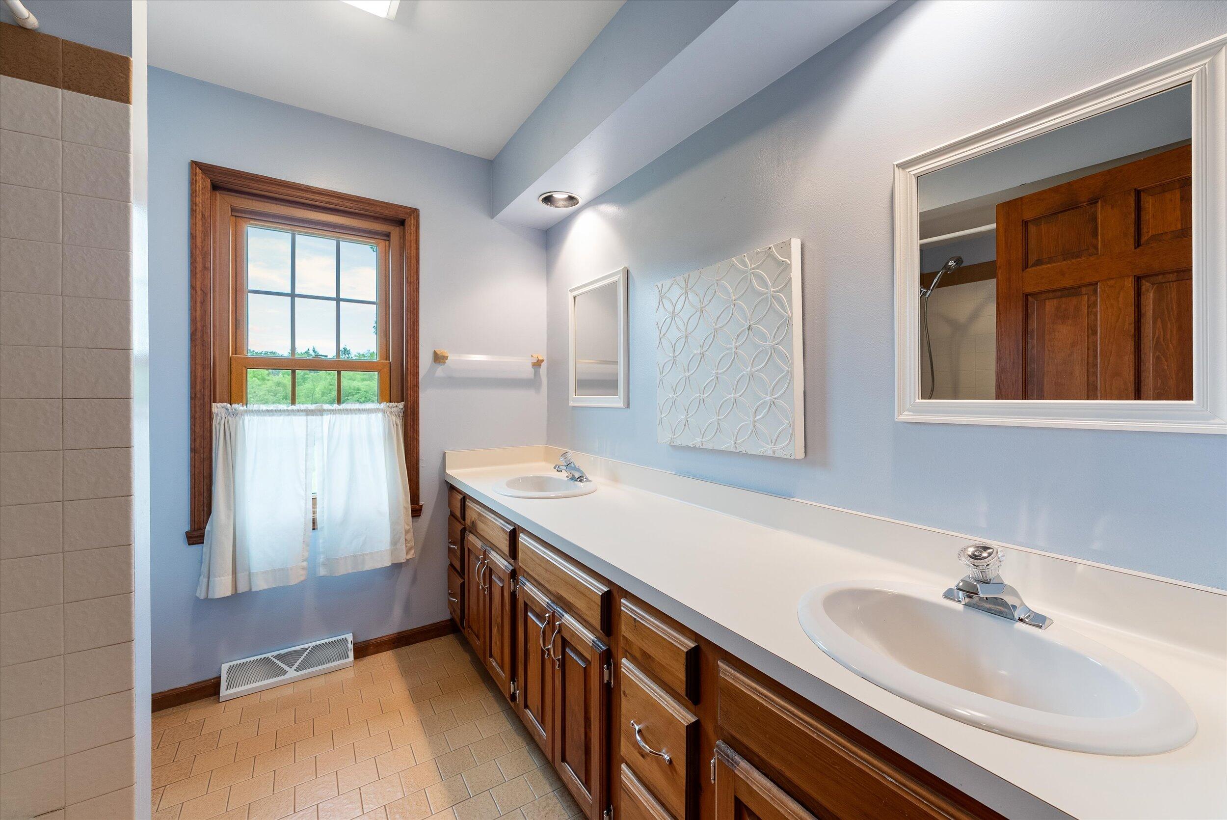 Wisconsin Lake Home for sale (MLS#: 1923046) at 10800 N Norway Dr, in Mequon, Wisconsin. (31 of 55)
