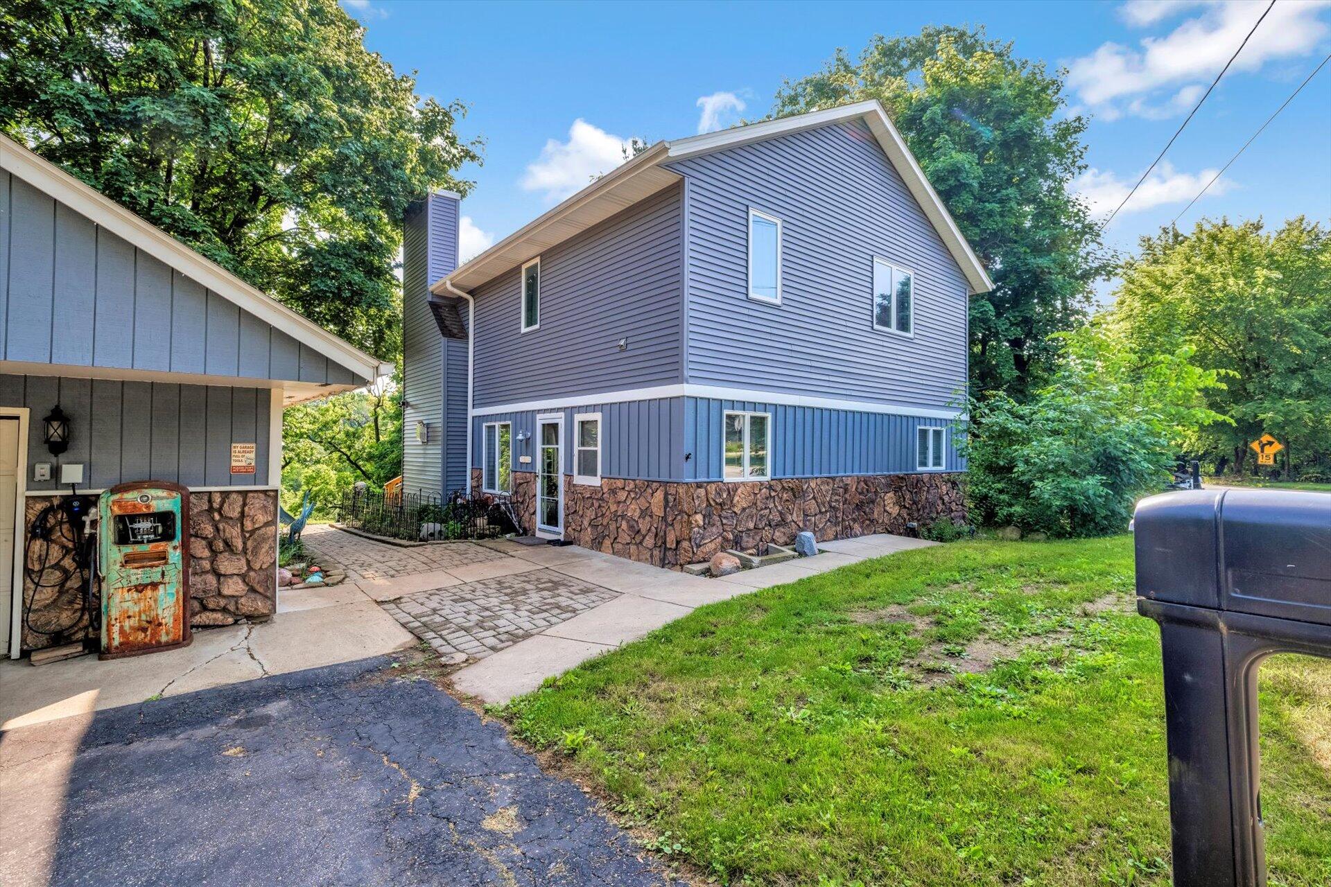 Wisconsin Lake Home for sale (MLS#: 1923174) at 1012 N Breens Bay Rd, in Summit, Wisconsin. (27 of 31)