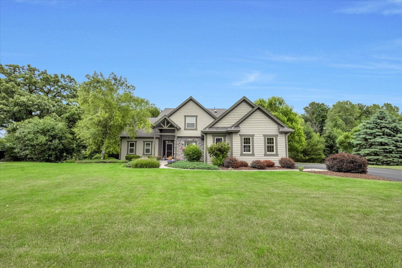 Wisconsin Lake Home for sale (MLS#: 1923732) at 440 E Red Pine Cir, in Dousman, Wisconsin. (11 of 30)