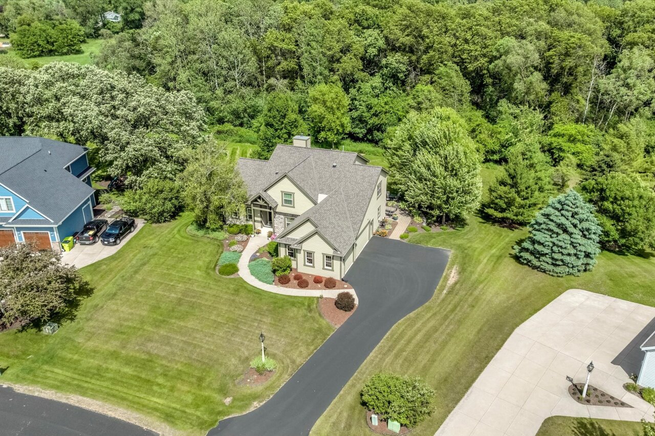 Wisconsin Lake Home for sale (MLS#: 1923732) at 440 E Red Pine Cir, in Dousman, Wisconsin. (12 of 30)