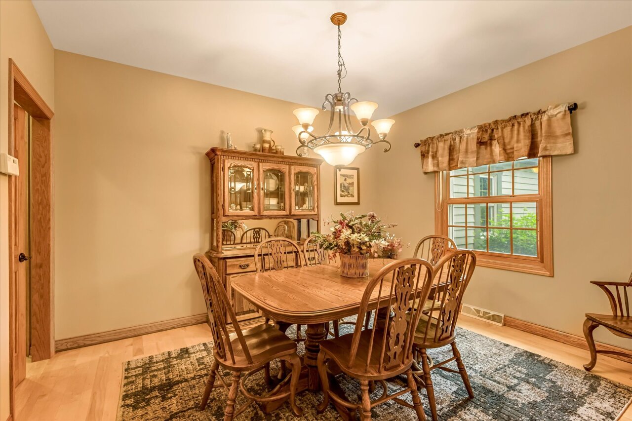 Wisconsin Lake Home for sale (MLS#: 1923732) at 440 E Red Pine Cir, in Dousman, Wisconsin. (13 of 30)
