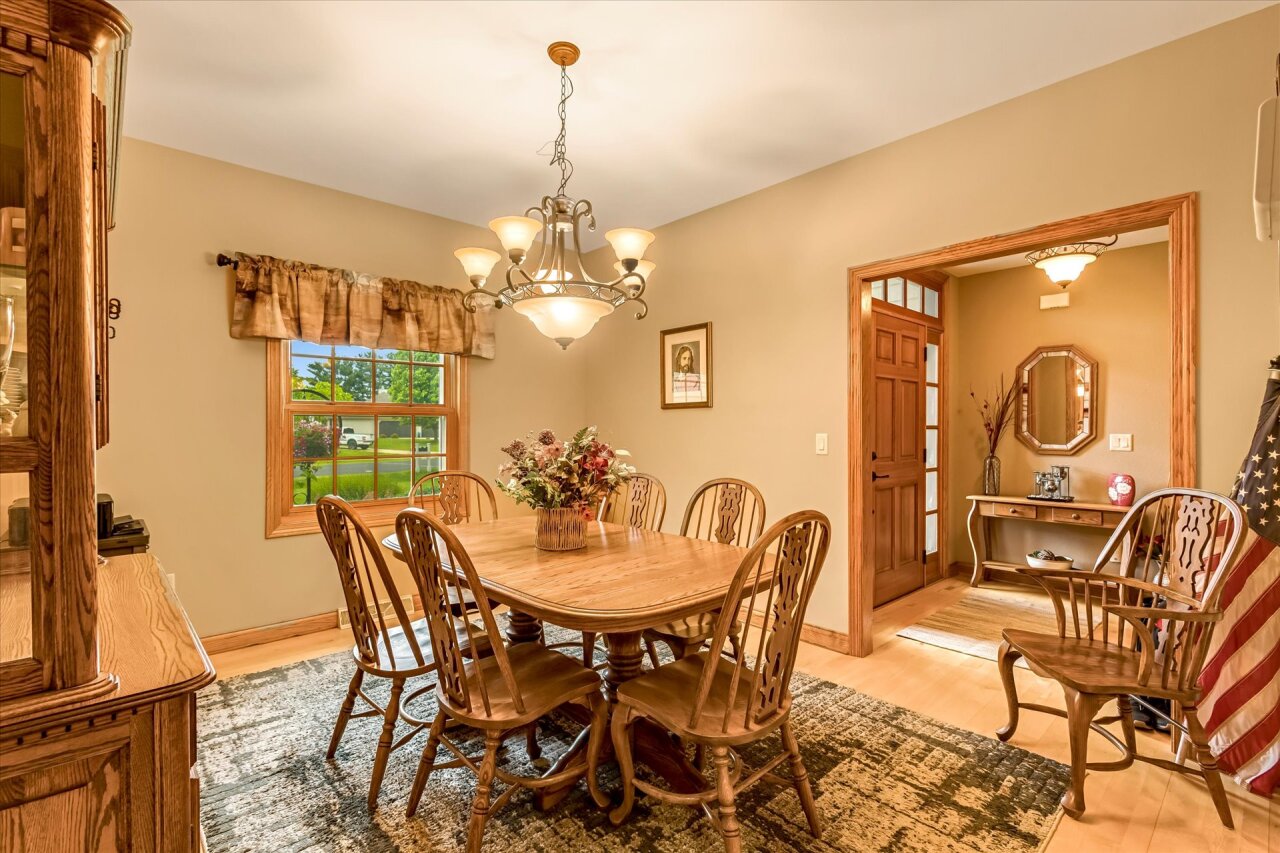 Wisconsin Lake Home for sale (MLS#: 1923732) at 440 E Red Pine Cir, in Dousman, Wisconsin. (14 of 30)