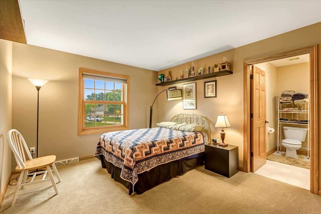Wisconsin Lake Home for sale (MLS#: 1923732) at 440 E Red Pine Cir, in Dousman, Wisconsin. (15 of 30)