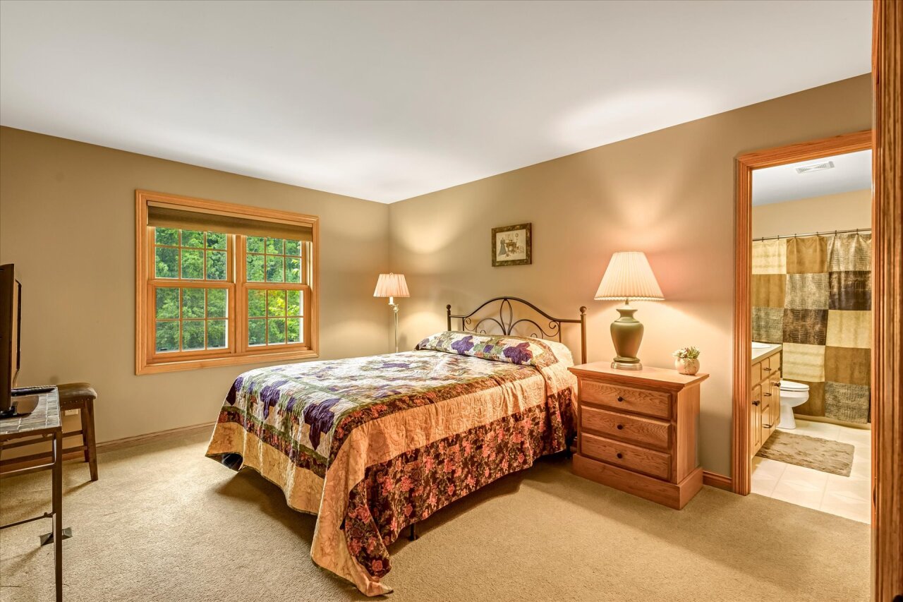 Wisconsin Lake Home for sale (MLS#: 1923732) at 440 E Red Pine Cir, in Dousman, Wisconsin. (18 of 30)