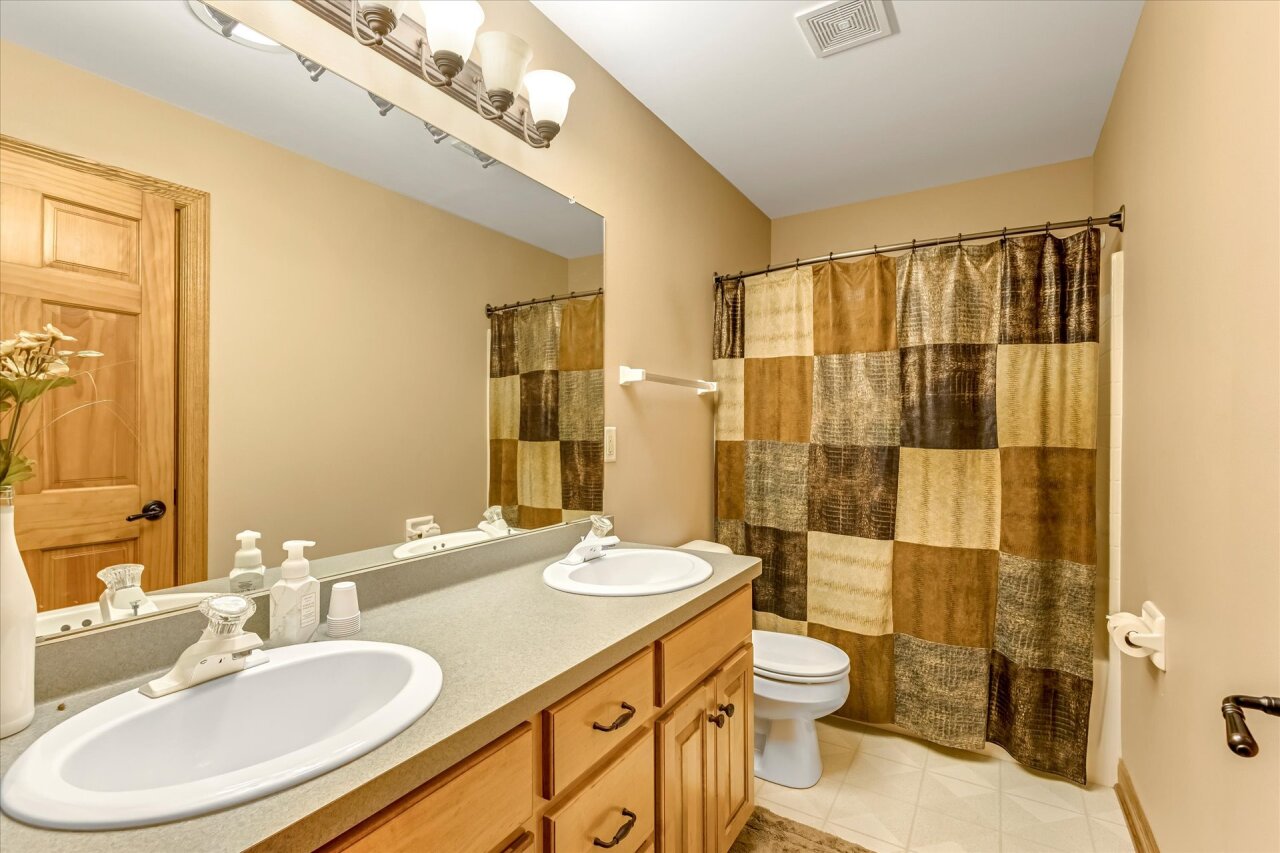 Wisconsin Lake Home for sale (MLS#: 1923732) at 440 E Red Pine Cir, in Dousman, Wisconsin. (20 of 30)