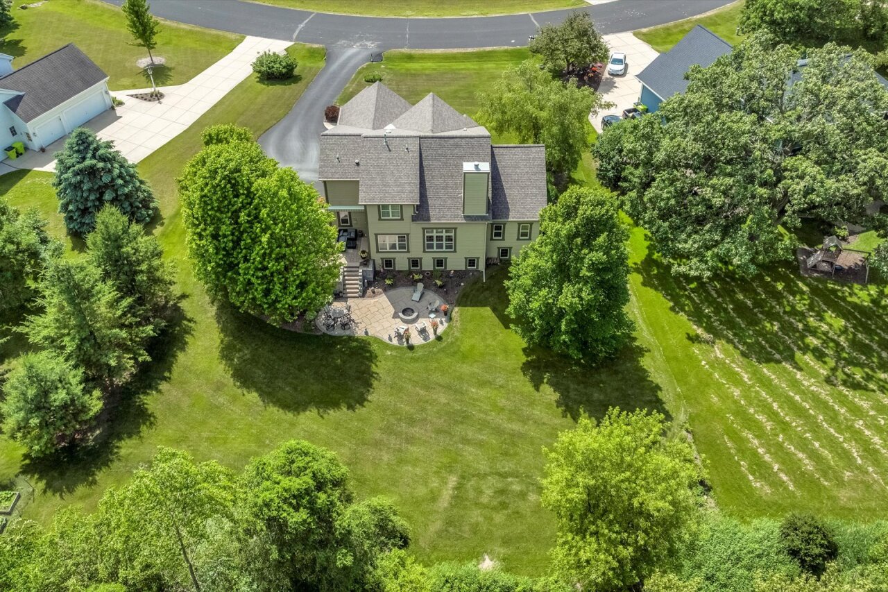 Wisconsin Lake Home for sale (MLS#: 1923732) at 440 E Red Pine Cir, in Dousman, Wisconsin. (25 of 30)