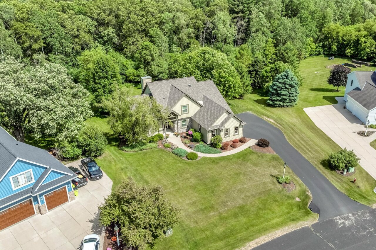 Wisconsin Lake Home for sale (MLS#: 1923732) at 440 E Red Pine Cir, in Dousman, Wisconsin. (27 of 30)