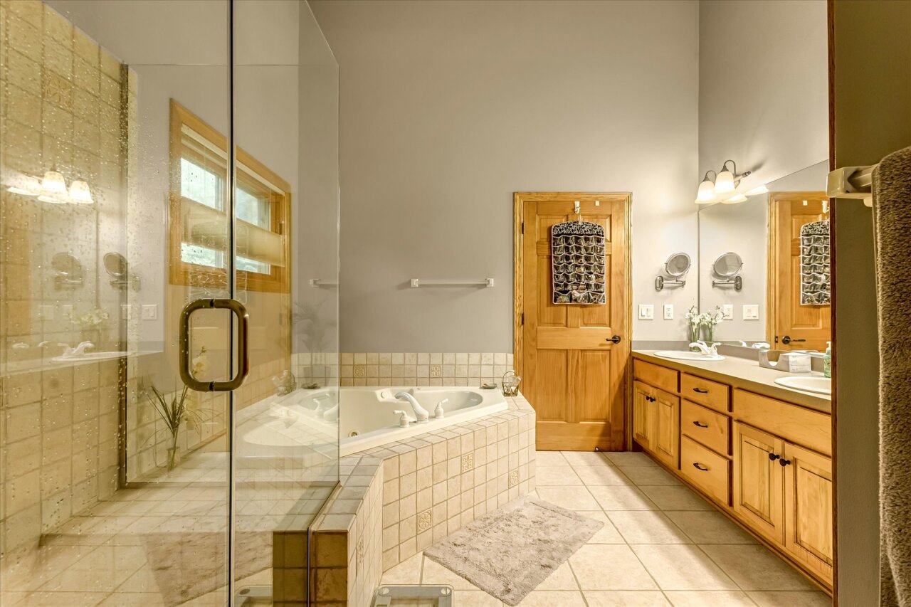 Wisconsin Lake Home for sale (MLS#: 1923732) at 440 E Red Pine Cir, in Dousman, Wisconsin. (9 of 30)