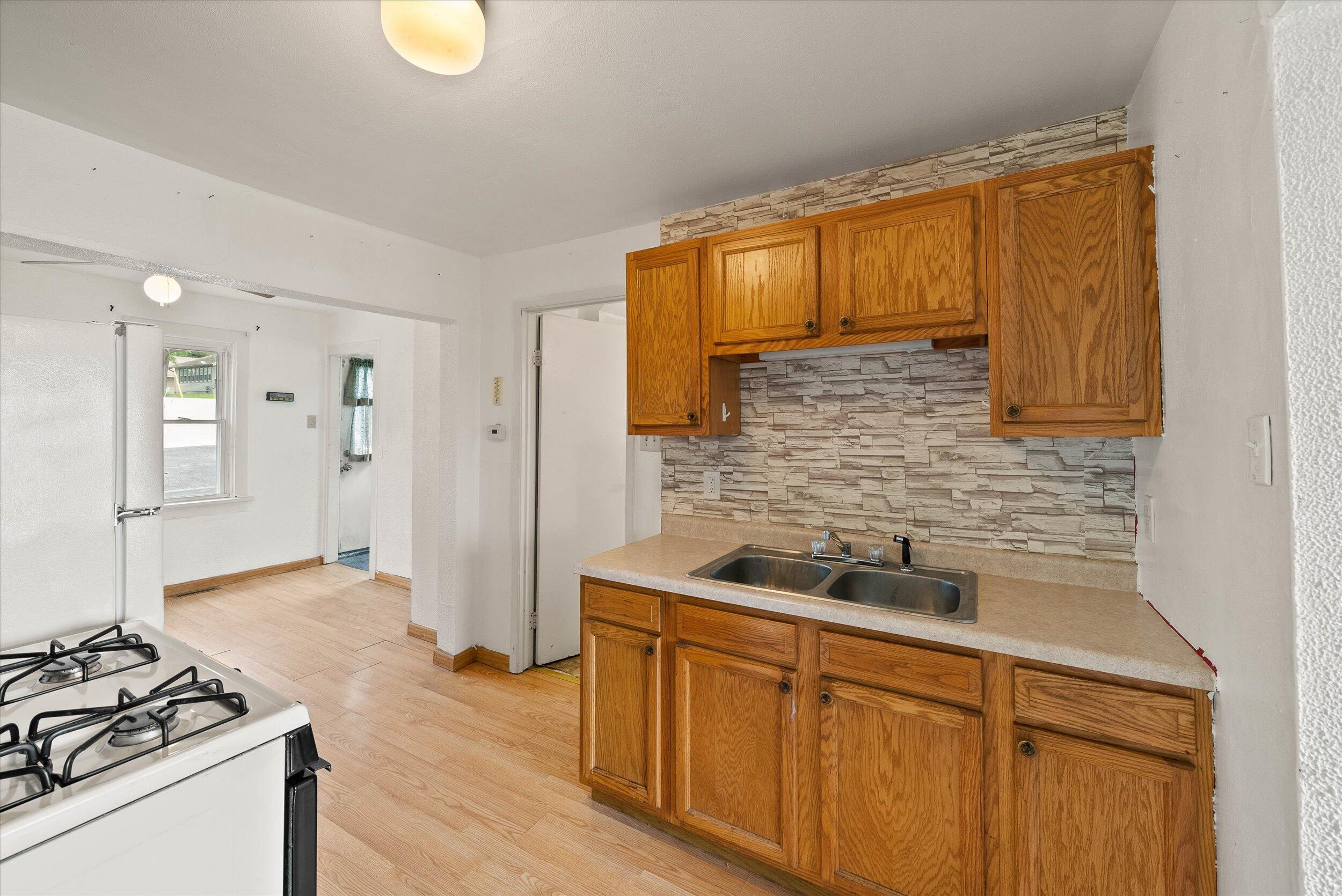 Wisconsin Lake Home for sale (MLS#: 1923887) at 620  Kopmeier Dr, in Pewaukee, Wisconsin. (24 of 48)