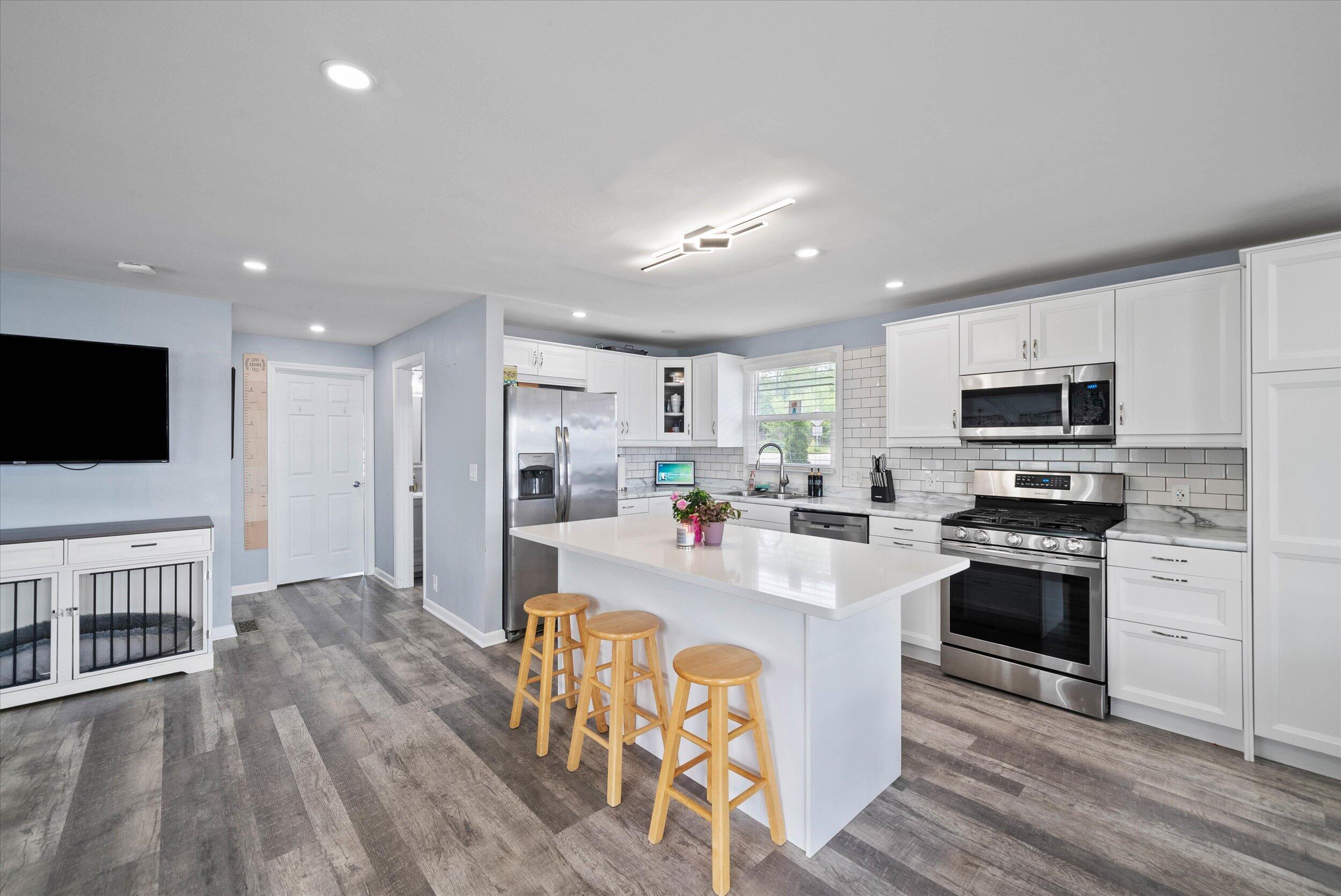 Wisconsin Lake Home for sale (MLS#: 1923887) at 620  Kopmeier Dr, in Pewaukee, Wisconsin. (6 of 48)