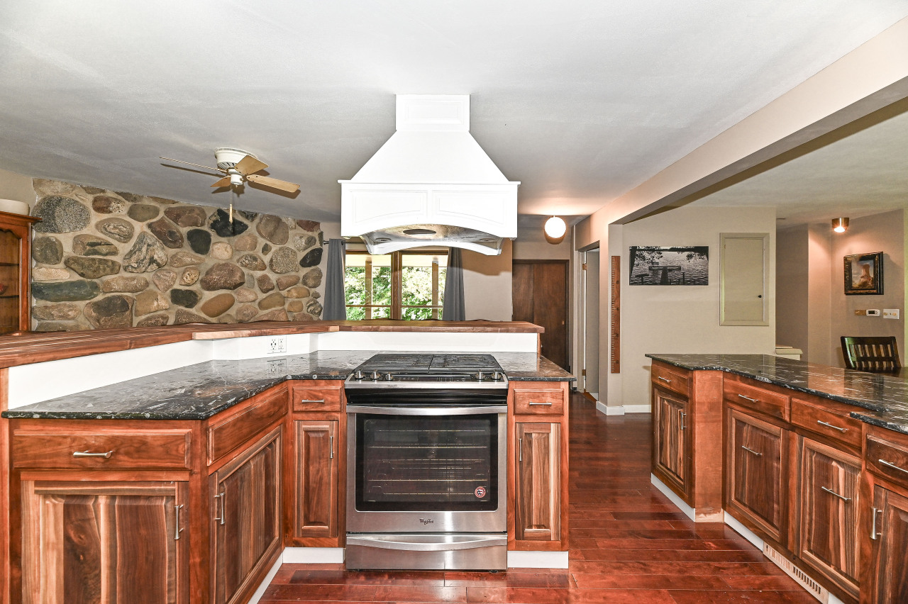 Wisconsin Lake Home for sale (MLS#: 1924056) at 4927  Kings Cove Rd, in Caledonia, Wisconsin. (13 of 40)