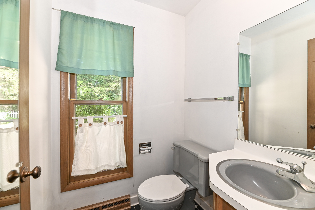 Wisconsin Lake Home for sale (MLS#: 1924056) at 4927  Kings Cove Rd, in Caledonia, Wisconsin. (23 of 40)