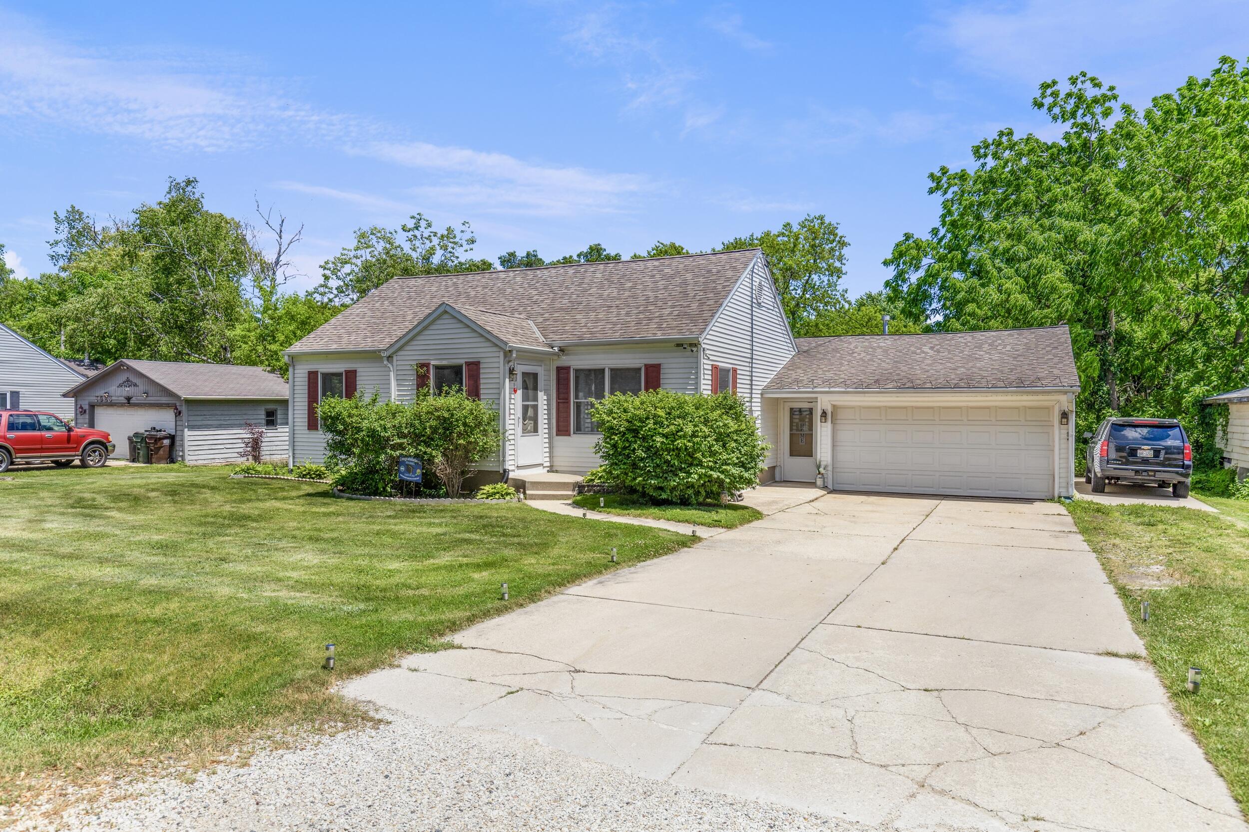 Wisconsin Lake Home for sale (MLS#: 1924162) at 7015  Cliffside Dr, in Caledonia, Wisconsin. (2 of 34)