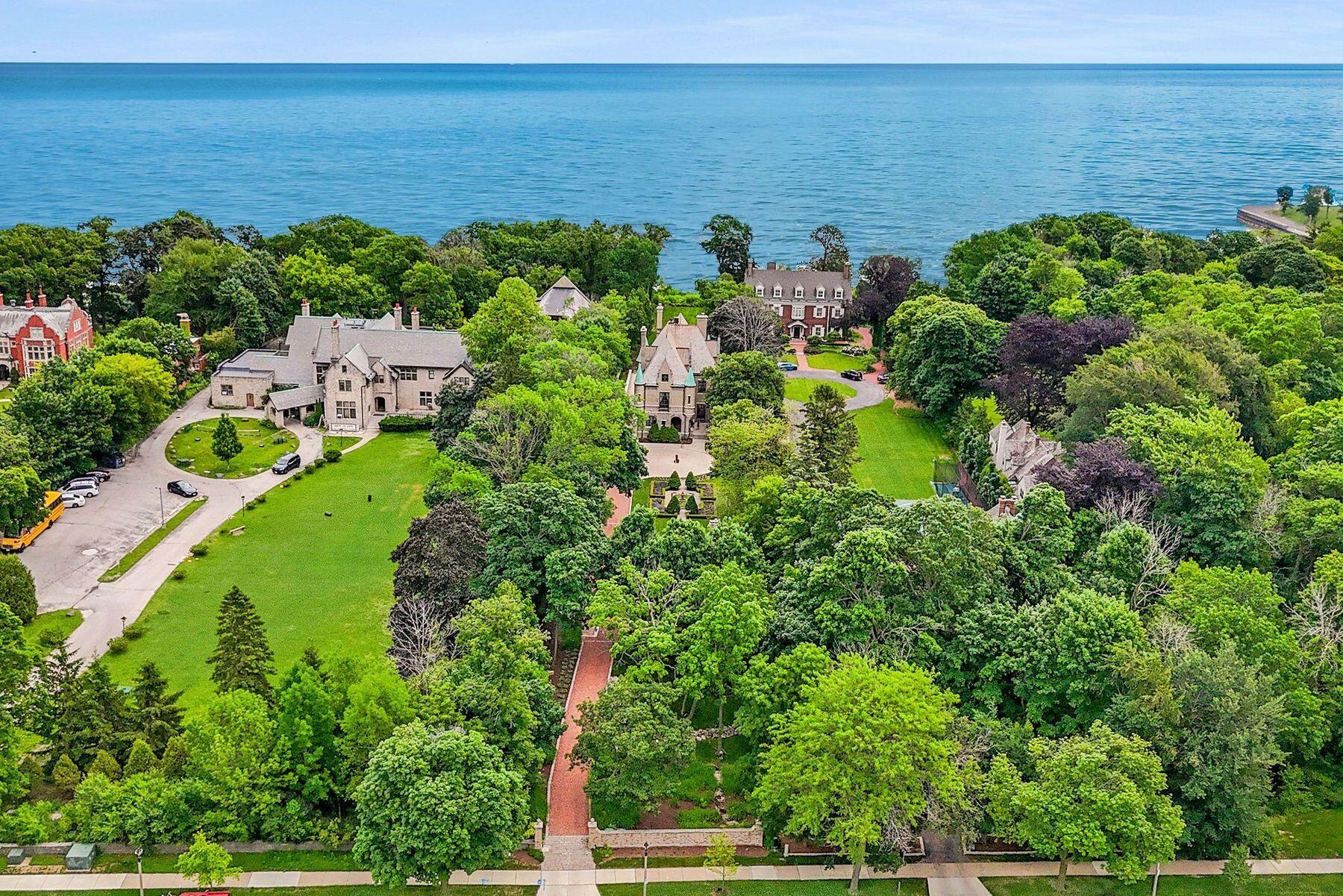 Wisconsin Lake Home for sale (MLS#: 1924358) at 3266 N Lake Dr, in Milwaukee, Wisconsin. (2 of 53)