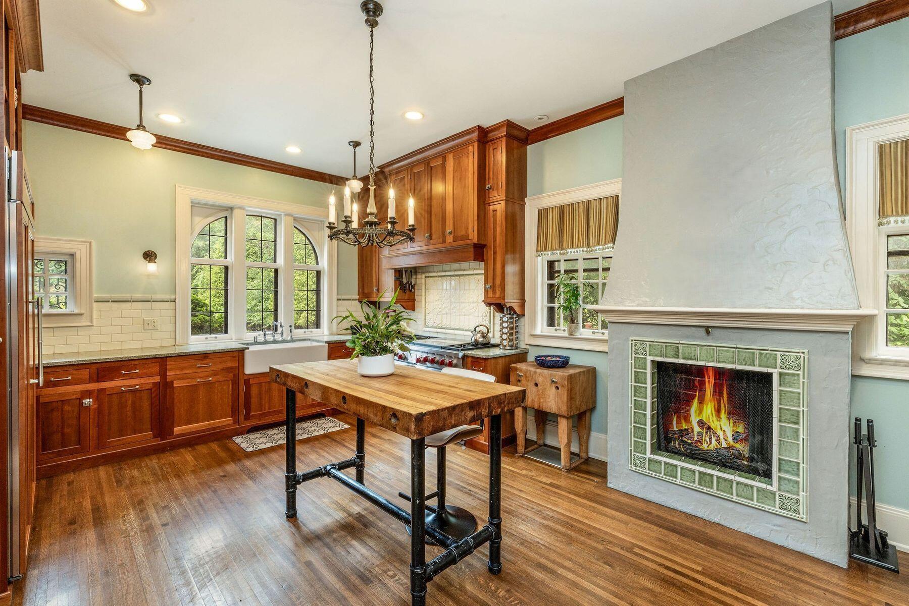 Wisconsin Lake Home for sale (MLS#: 1924358) at 3266 N Lake Dr, in Milwaukee, Wisconsin. (13 of 53)