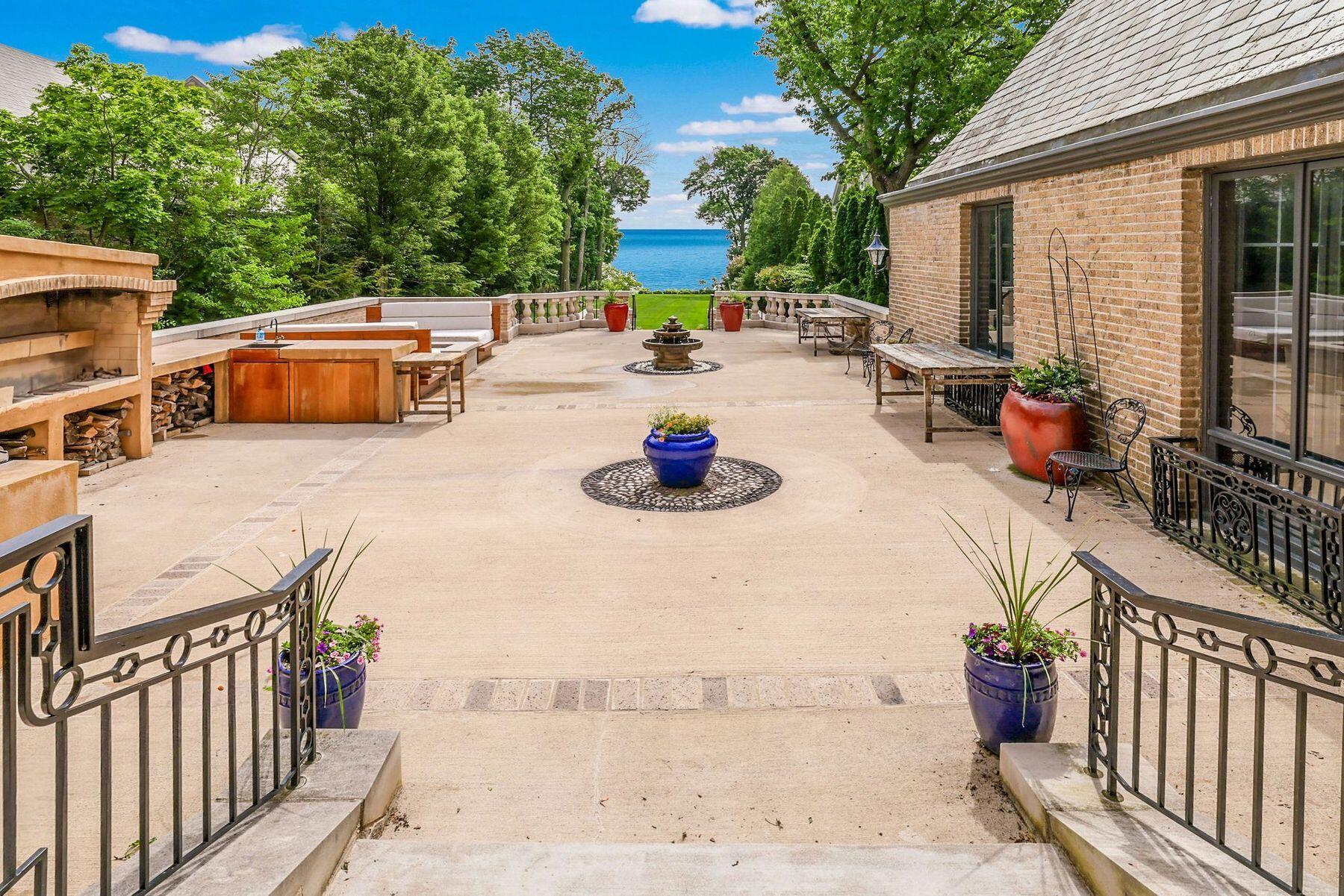 Wisconsin Lake Home for sale (MLS#: 1924358) at 3266 N Lake Dr, in Milwaukee, Wisconsin. (4 of 53)