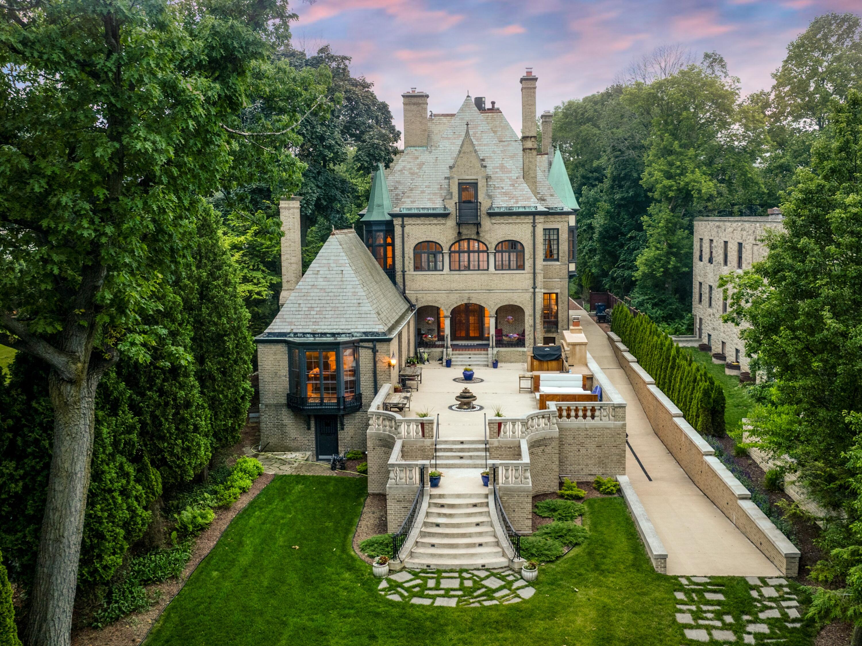 Wisconsin Lake Home for sale (MLS#: 1924358) at 3266 N Lake Dr, in Milwaukee, Wisconsin. (39 of 53)