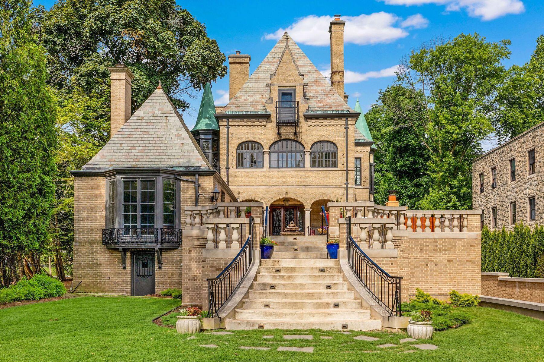Wisconsin Lake Home for sale (MLS#: 1924358) at 3266 N Lake Dr, in Milwaukee, Wisconsin. (5 of 53)