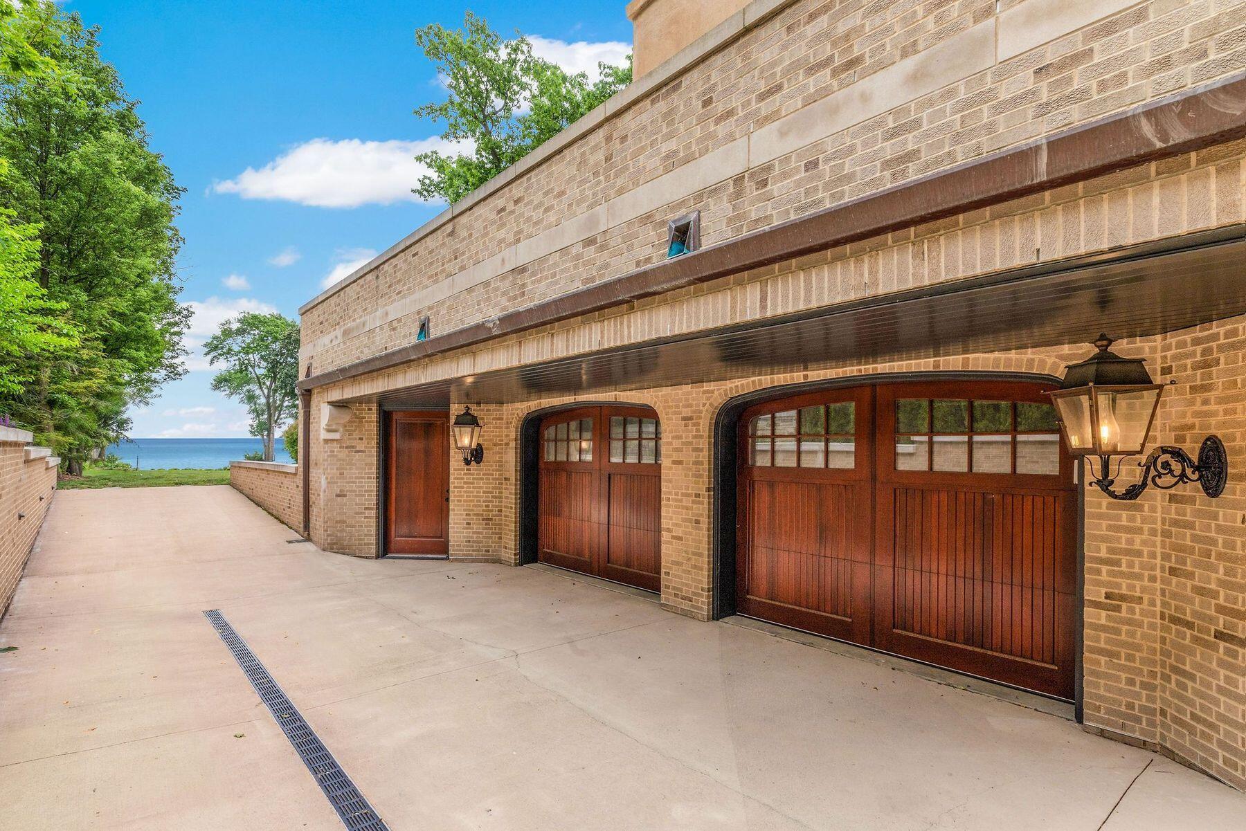 Wisconsin Lake Home for sale (MLS#: 1924358) at 3266 N Lake Dr, in Milwaukee, Wisconsin. (45 of 53)
