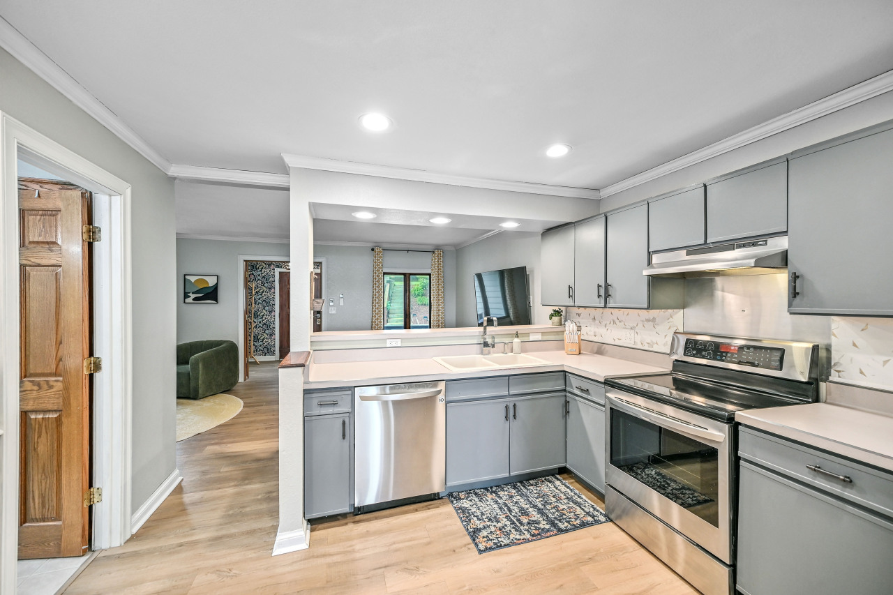 Wisconsin Lake Home for sale (MLS#: 1924393) at 456 W Wisconsin Ave, in Pewaukee, Wisconsin. (11 of 44)