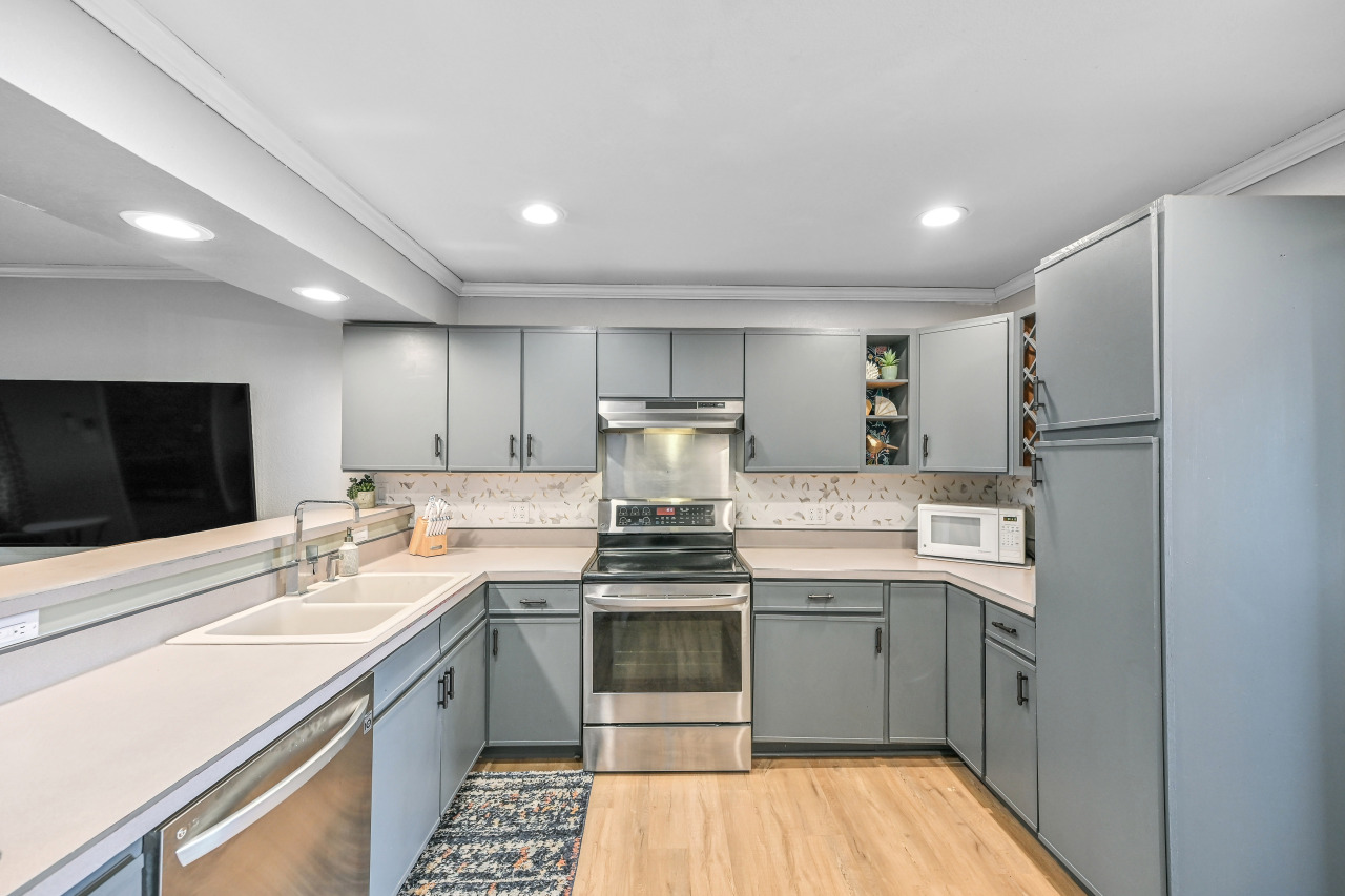 Wisconsin Lake Home for sale (MLS#: 1924393) at 456 W Wisconsin Ave, in Pewaukee, Wisconsin. (12 of 44)