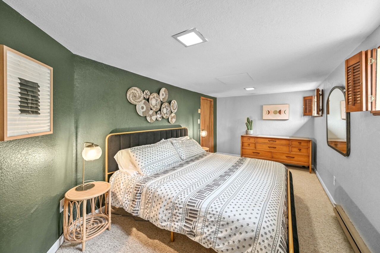 Wisconsin Lake Home for sale (MLS#: 1924393) at 456 W Wisconsin Ave, in Pewaukee, Wisconsin. (29 of 44)