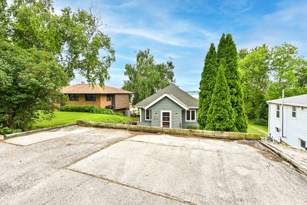 Wisconsin Lake Home for sale (MLS#: 1924393) at 456 W Wisconsin Ave, in Pewaukee, Wisconsin. (33 of 44)
