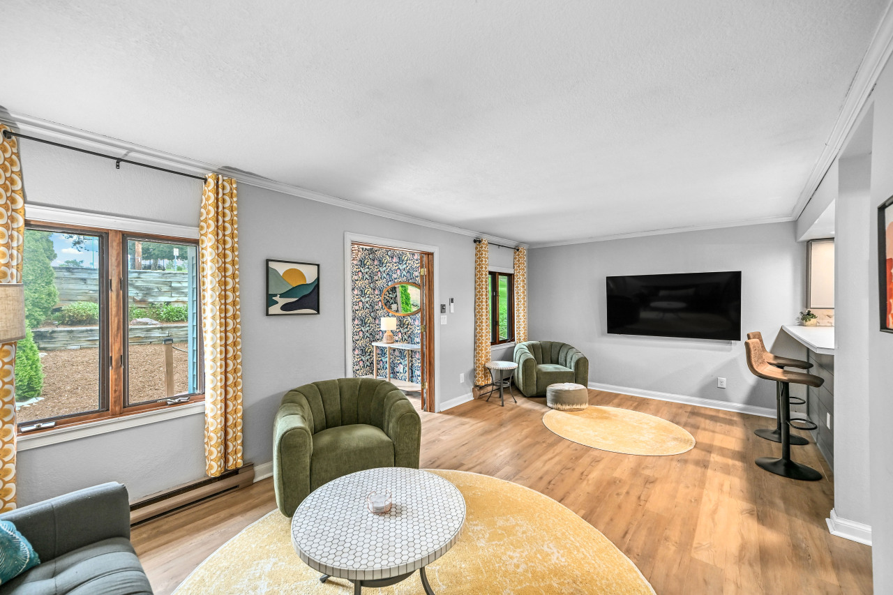 Wisconsin Lake Home for sale (MLS#: 1924393) at 456 W Wisconsin Ave, in Pewaukee, Wisconsin. (6 of 44)