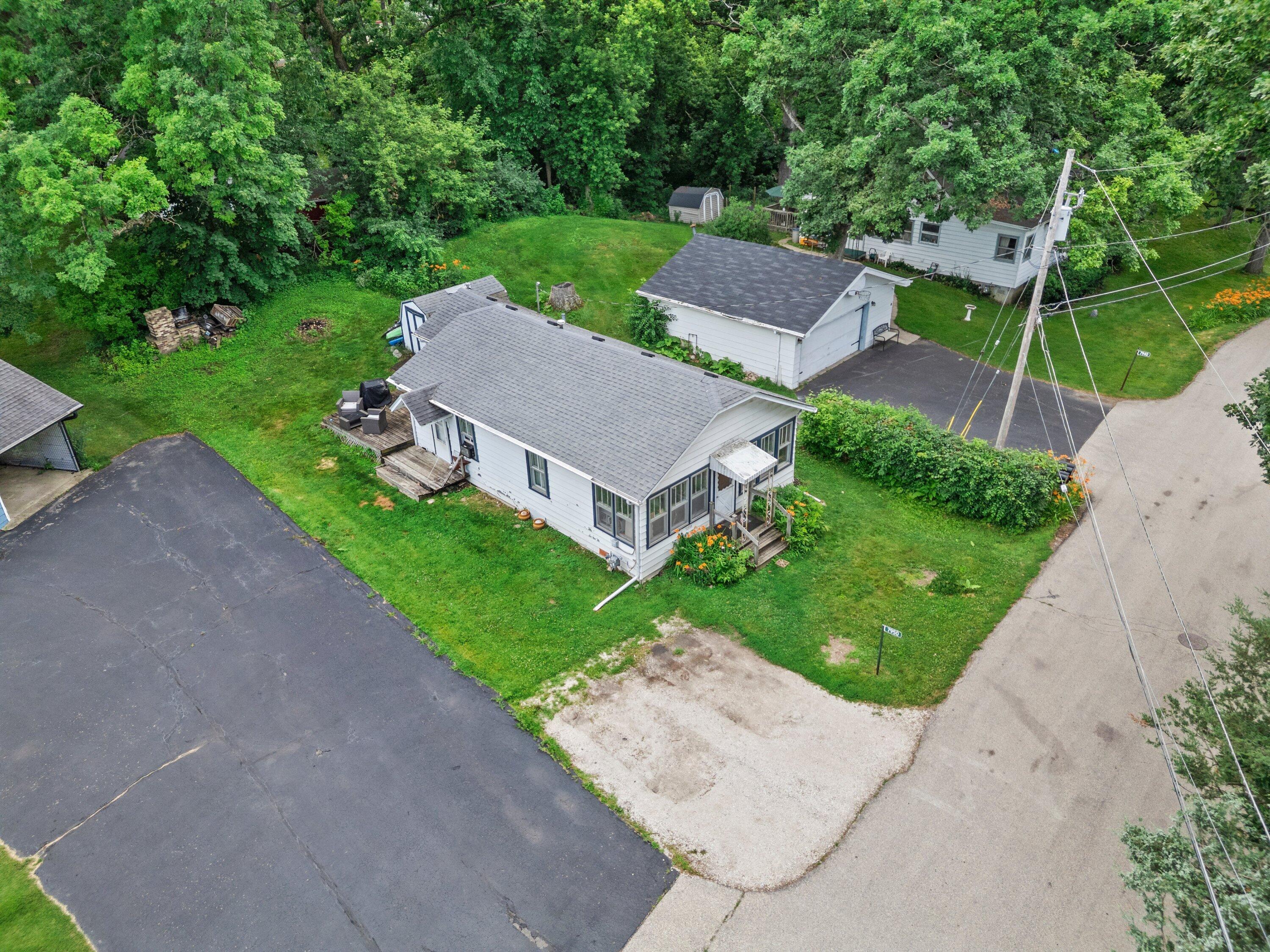 Wisconsin Lake Home for sale (MLS#: 1924866) at 7950  Greendale Ave, in Burlington, Wisconsin. (4 of 19)